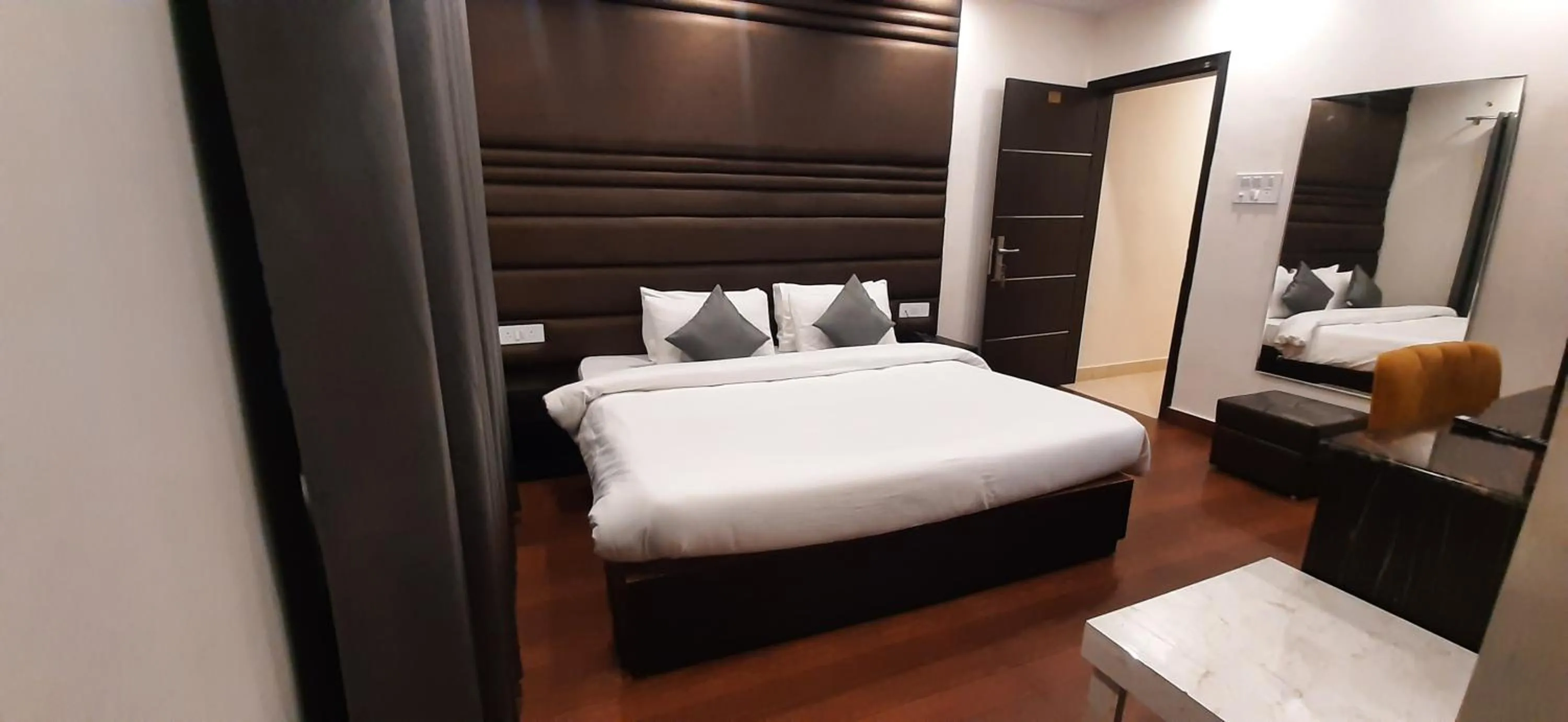 Bedroom, Bed in Aamod Feather Touch - Nainital