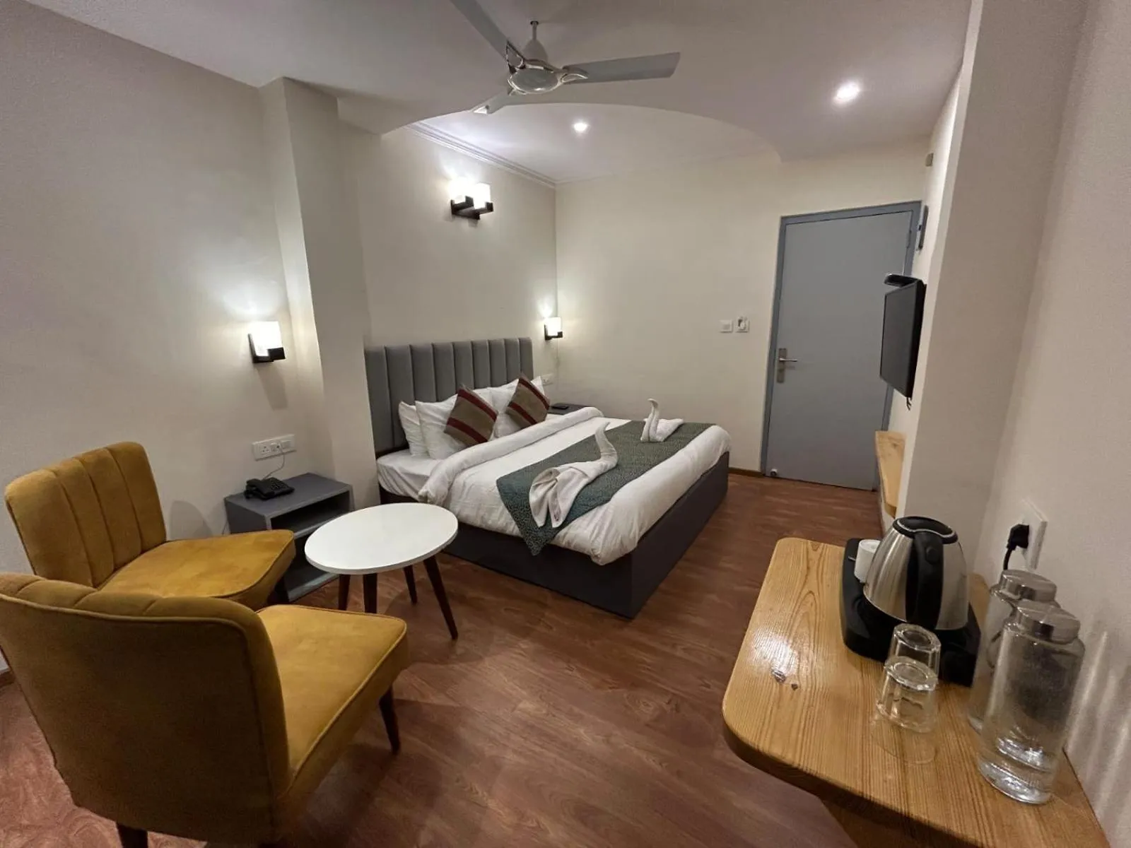 Bedroom, Bed in Aamod Feather Touch - Nainital