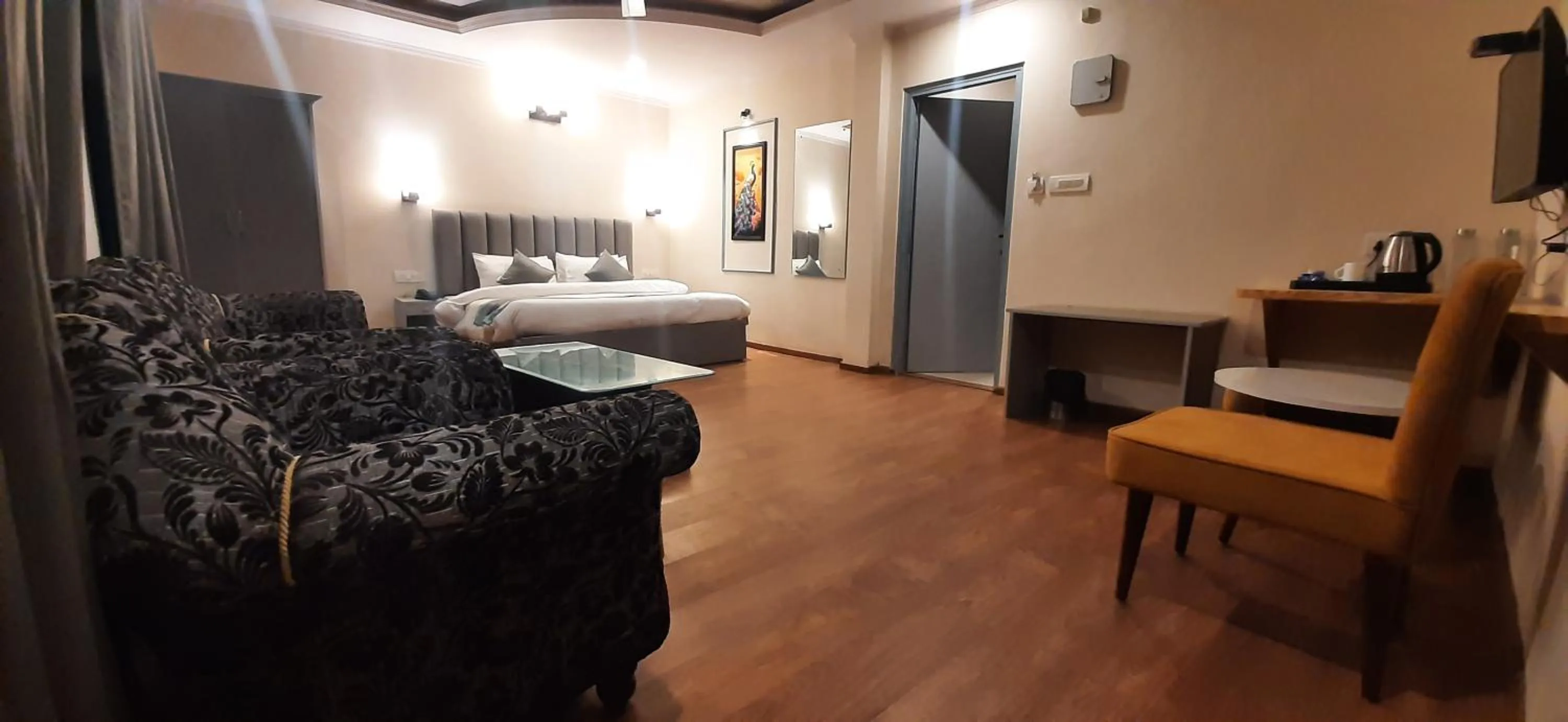 Bedroom, Bed in Aamod Feather Touch - Nainital