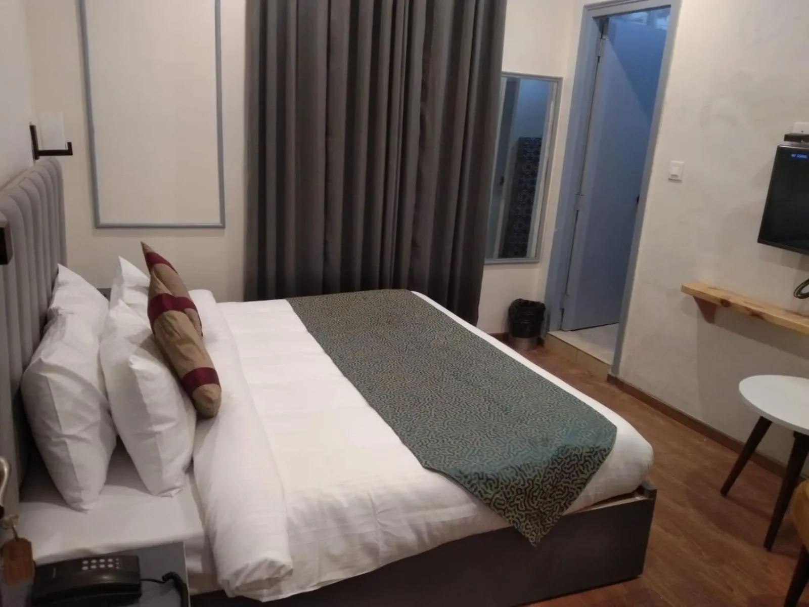 Bedroom, Bed in Aamod Feather Touch - Nainital