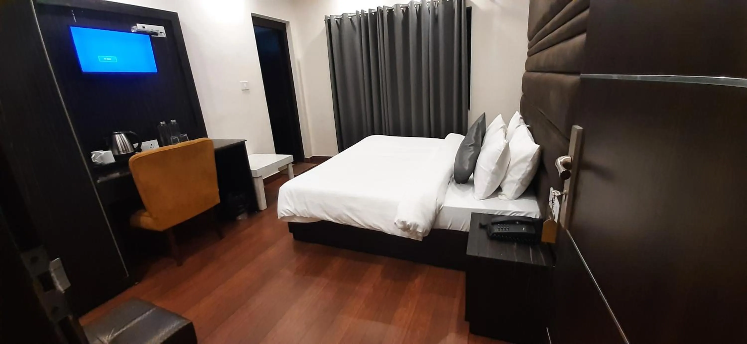 Bedroom, Bed in Aamod Feather Touch - Nainital