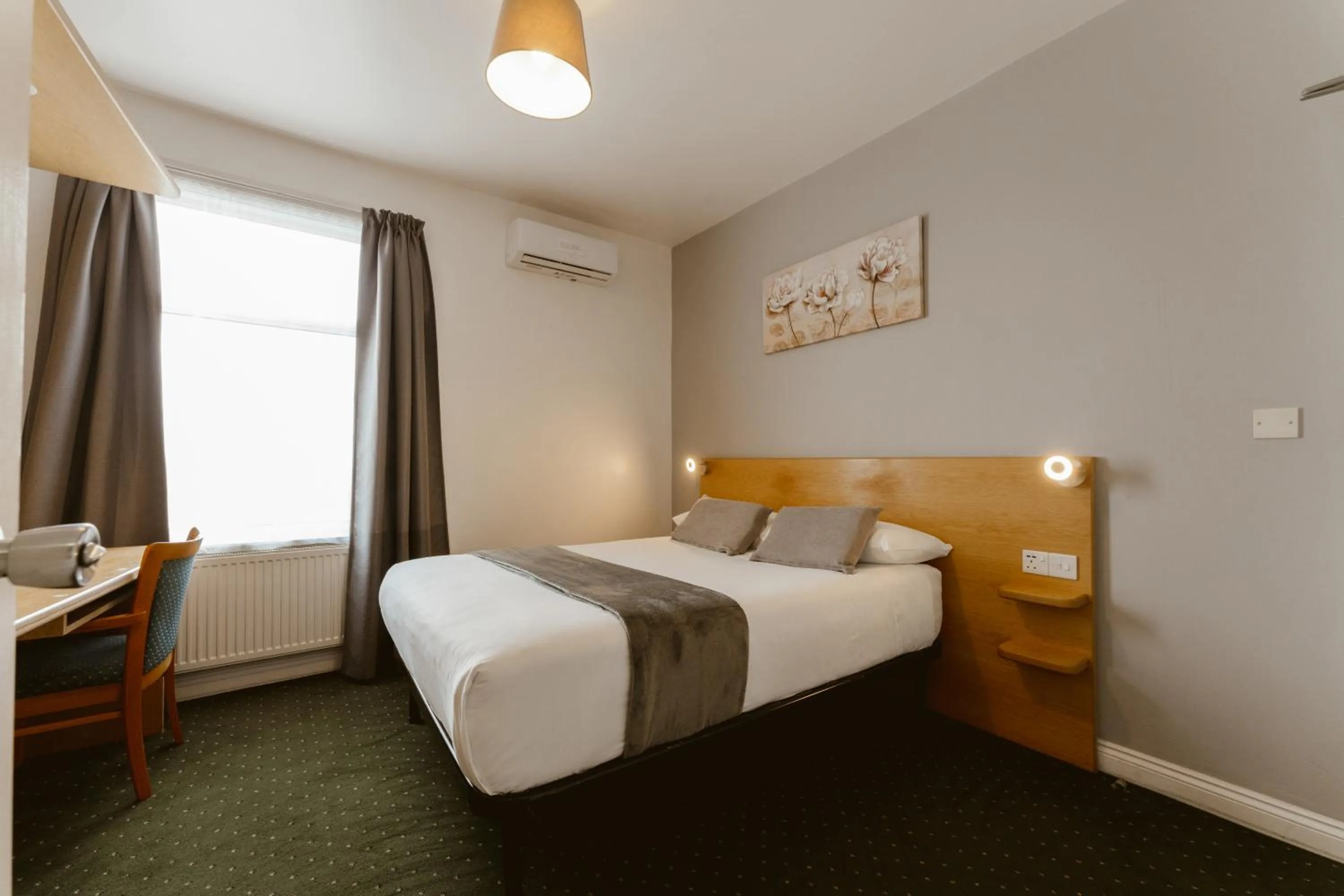 Bedroom, Bed in Star Hotel