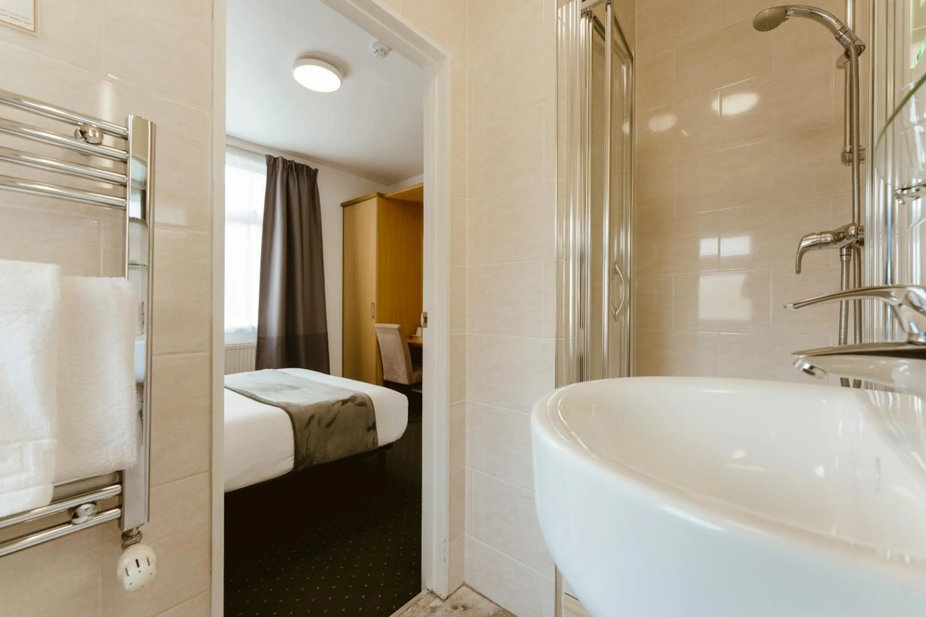 Bathroom, Bed in Star Hotel