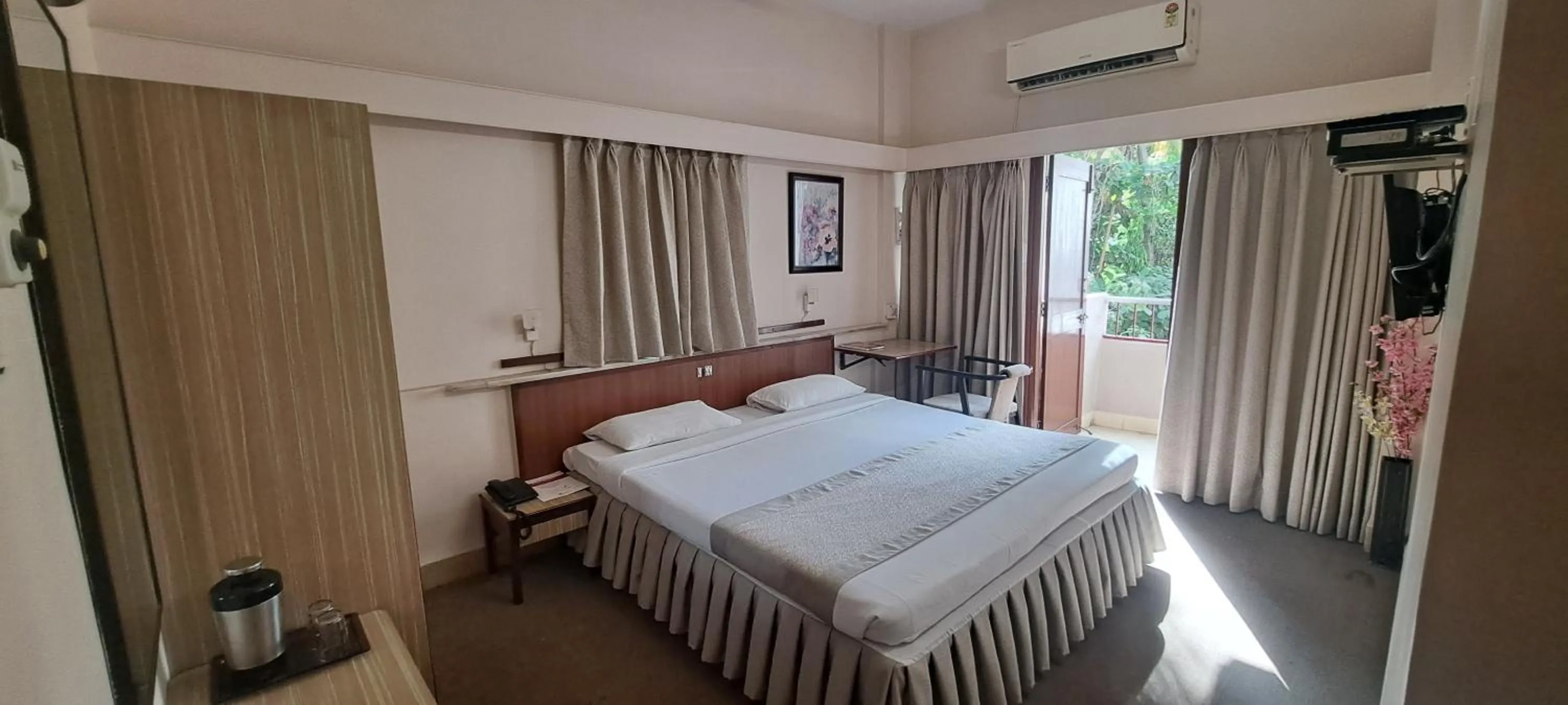 Bedroom, Bed in Hotel Swaroop