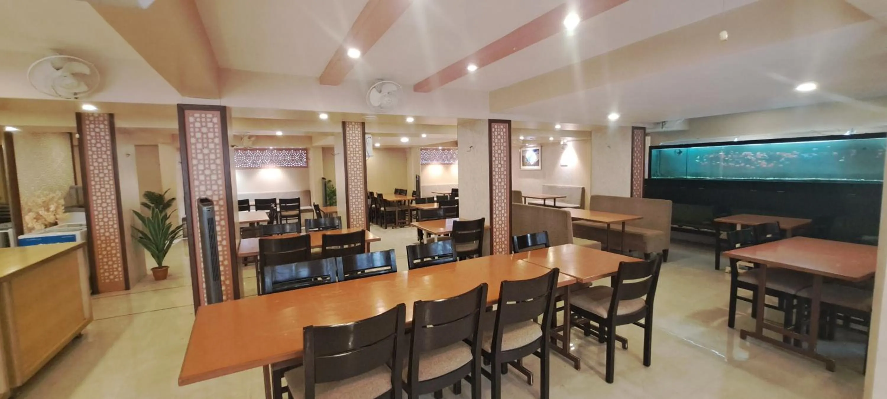 Restaurant/places to eat in Hotel Swaroop