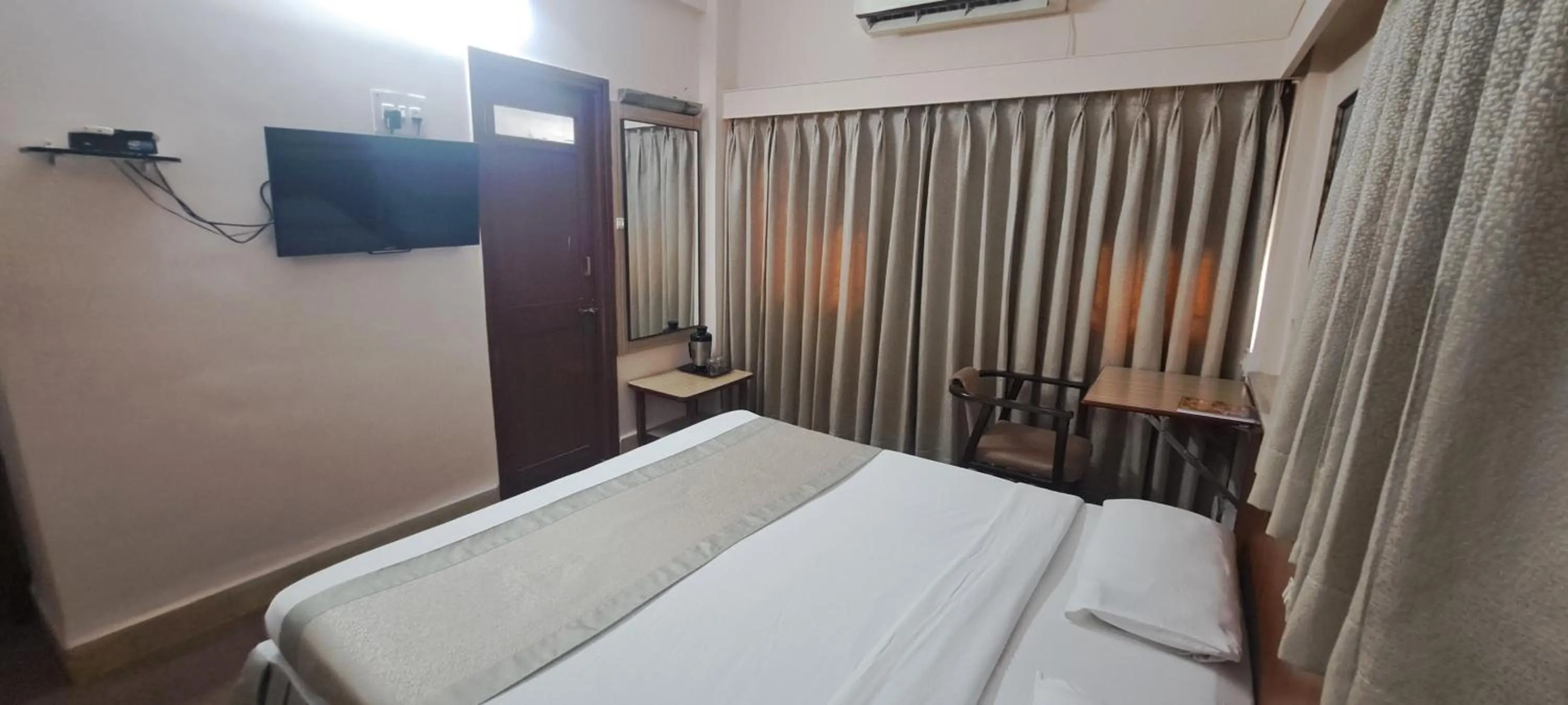 TV and multimedia, Bed in Hotel Swaroop