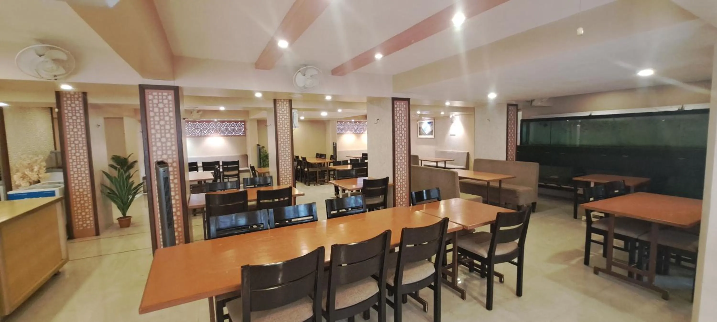 Restaurant/places to eat in Hotel Swaroop