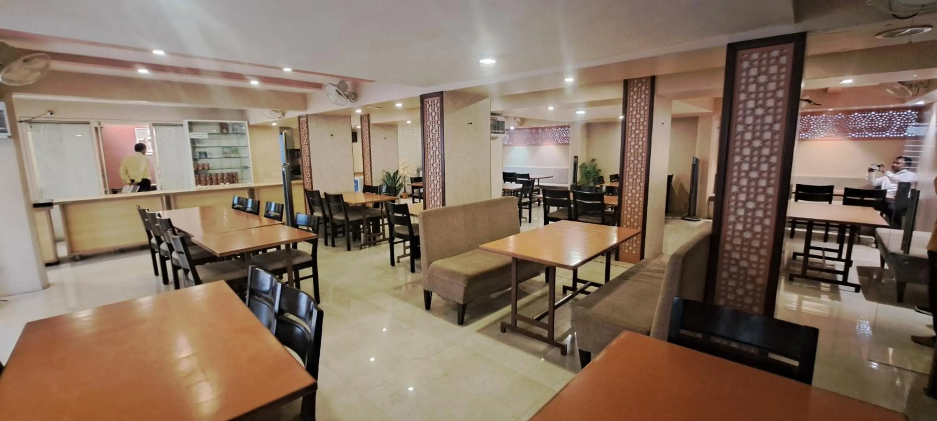 Restaurant/places to eat in Hotel Swaroop