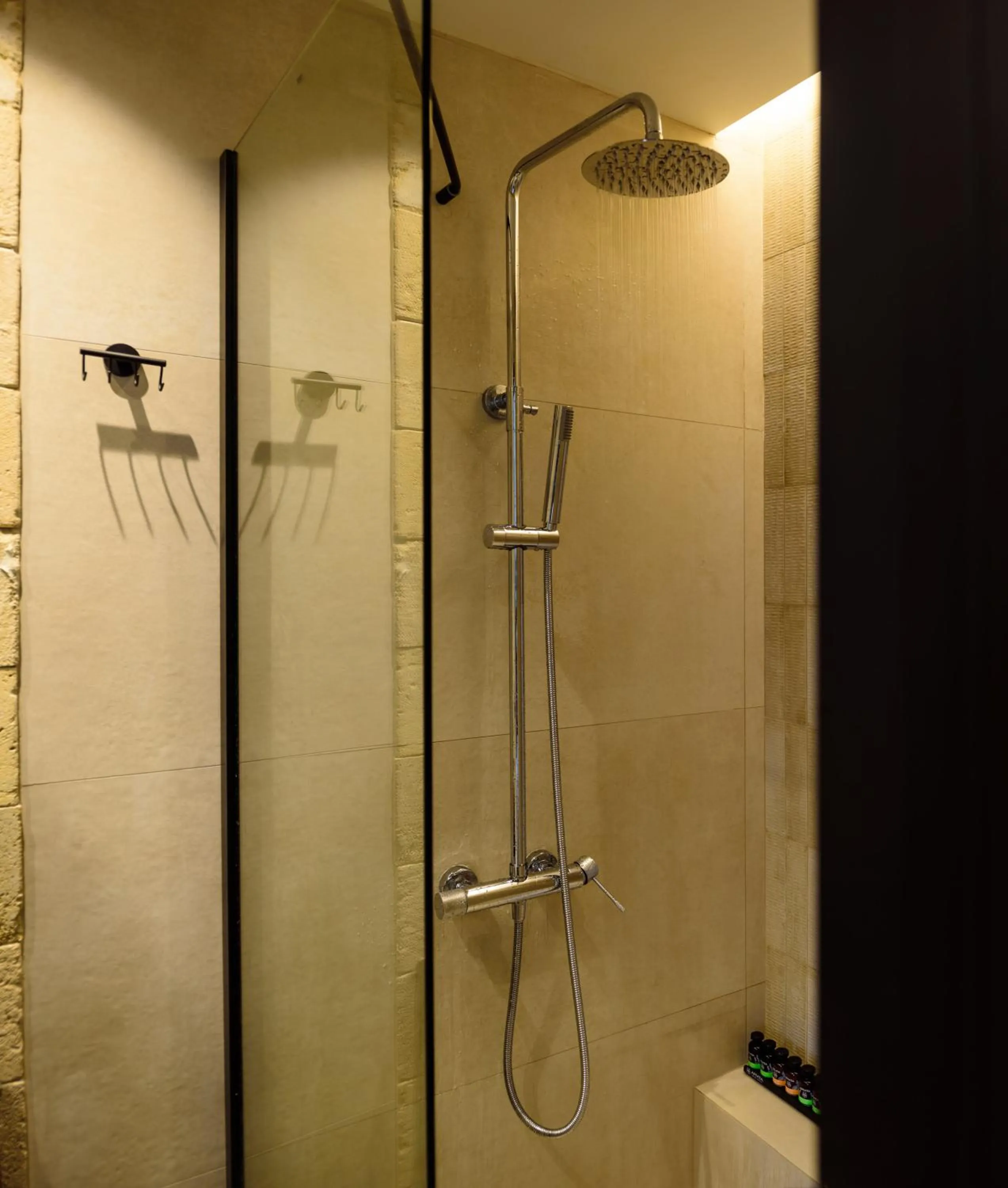 Shower in Arthur Suites in Old Town