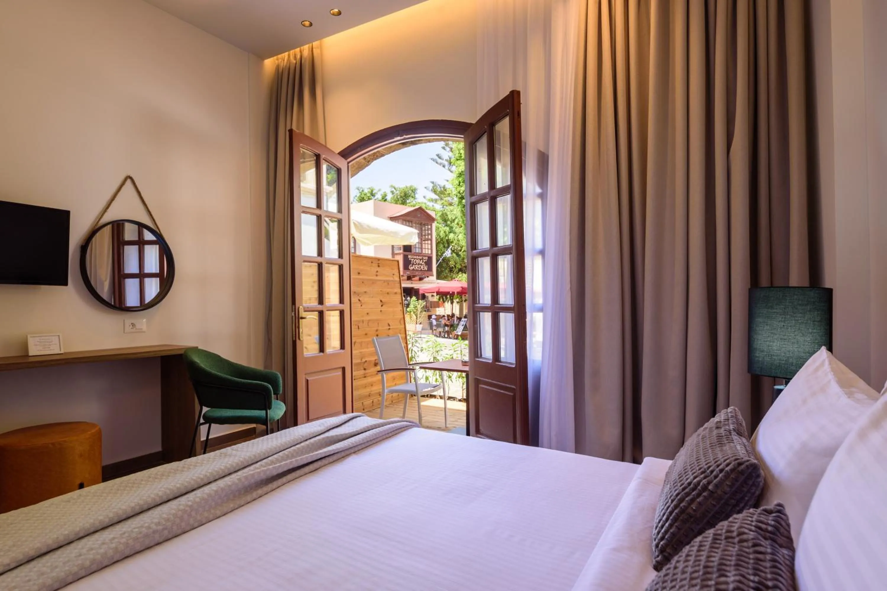 Garden view, Bed in Arthur Suites in Old Town