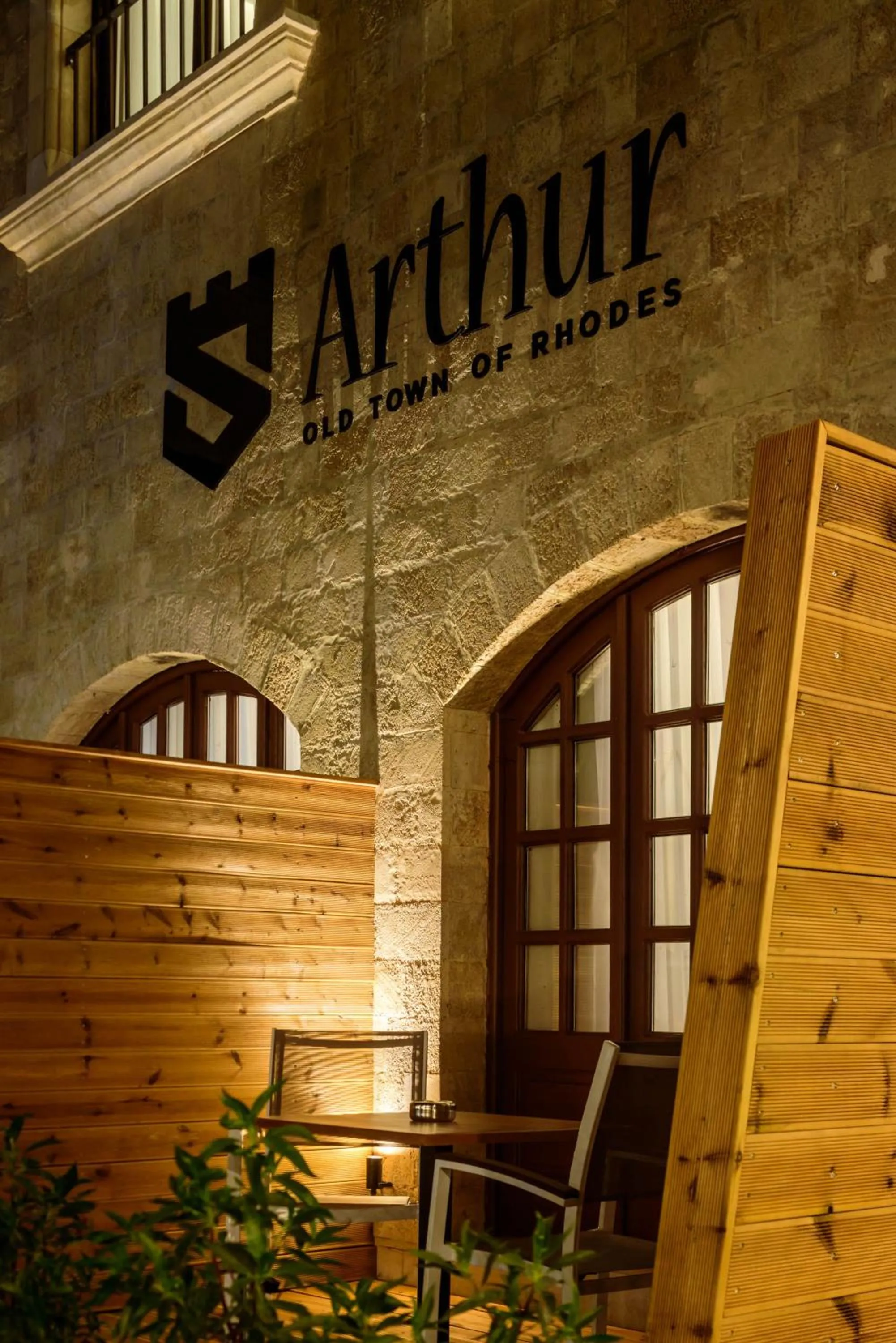 Night in Arthur Suites in Old Town