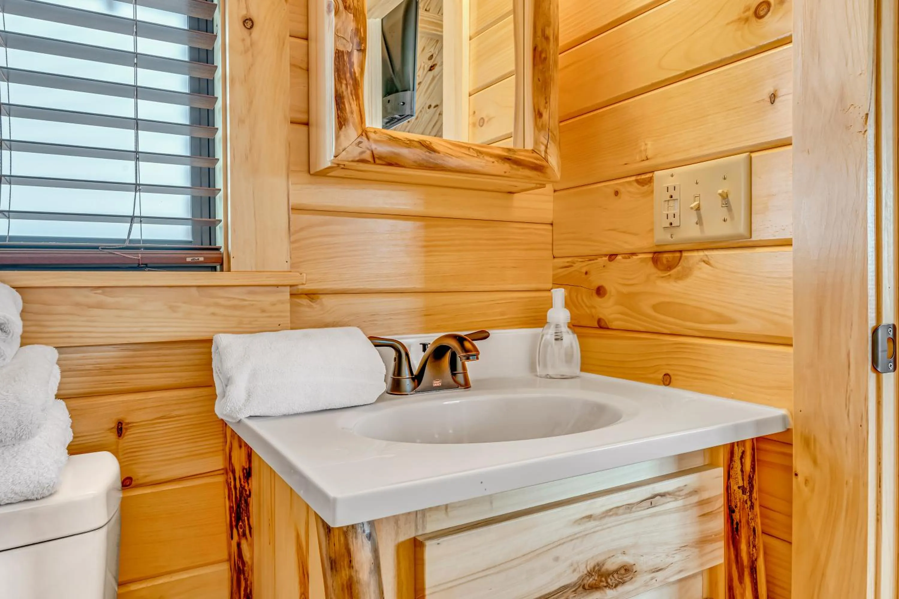 Bathroom in Good Times Motel and Marina