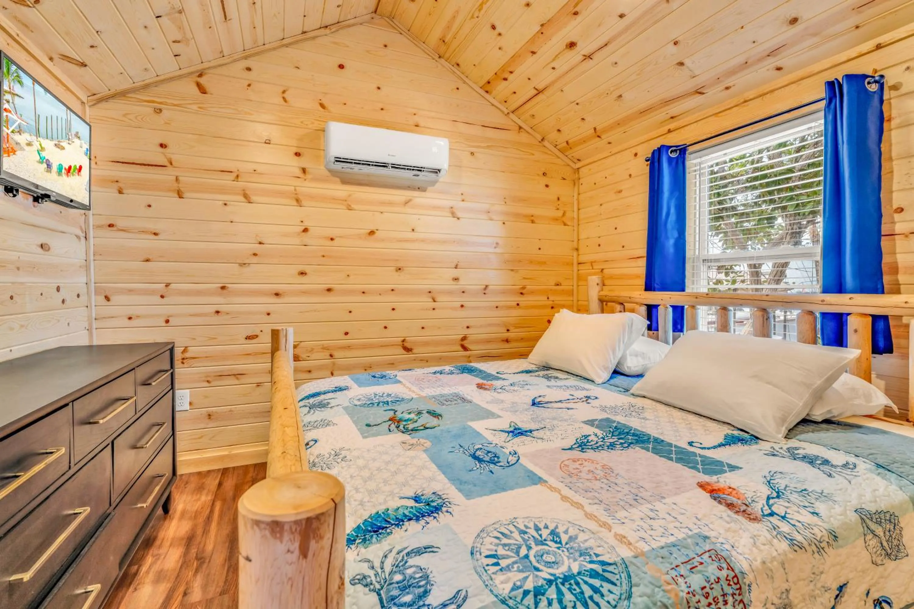 Bedroom, Bed in Good Times Motel and Marina