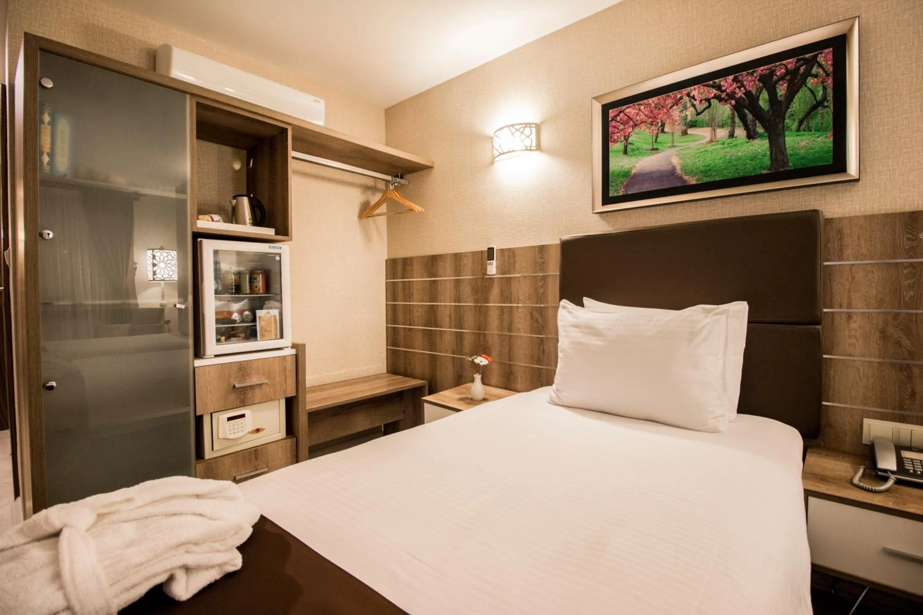 Photo of the whole room, Bed in Business Han Hotel