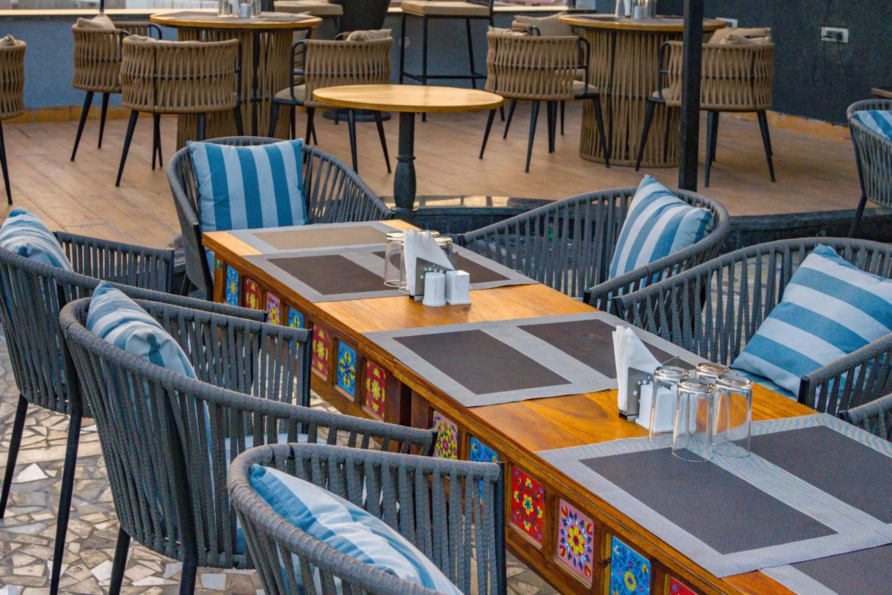 Restaurant/places to eat in Hotel Red Stone