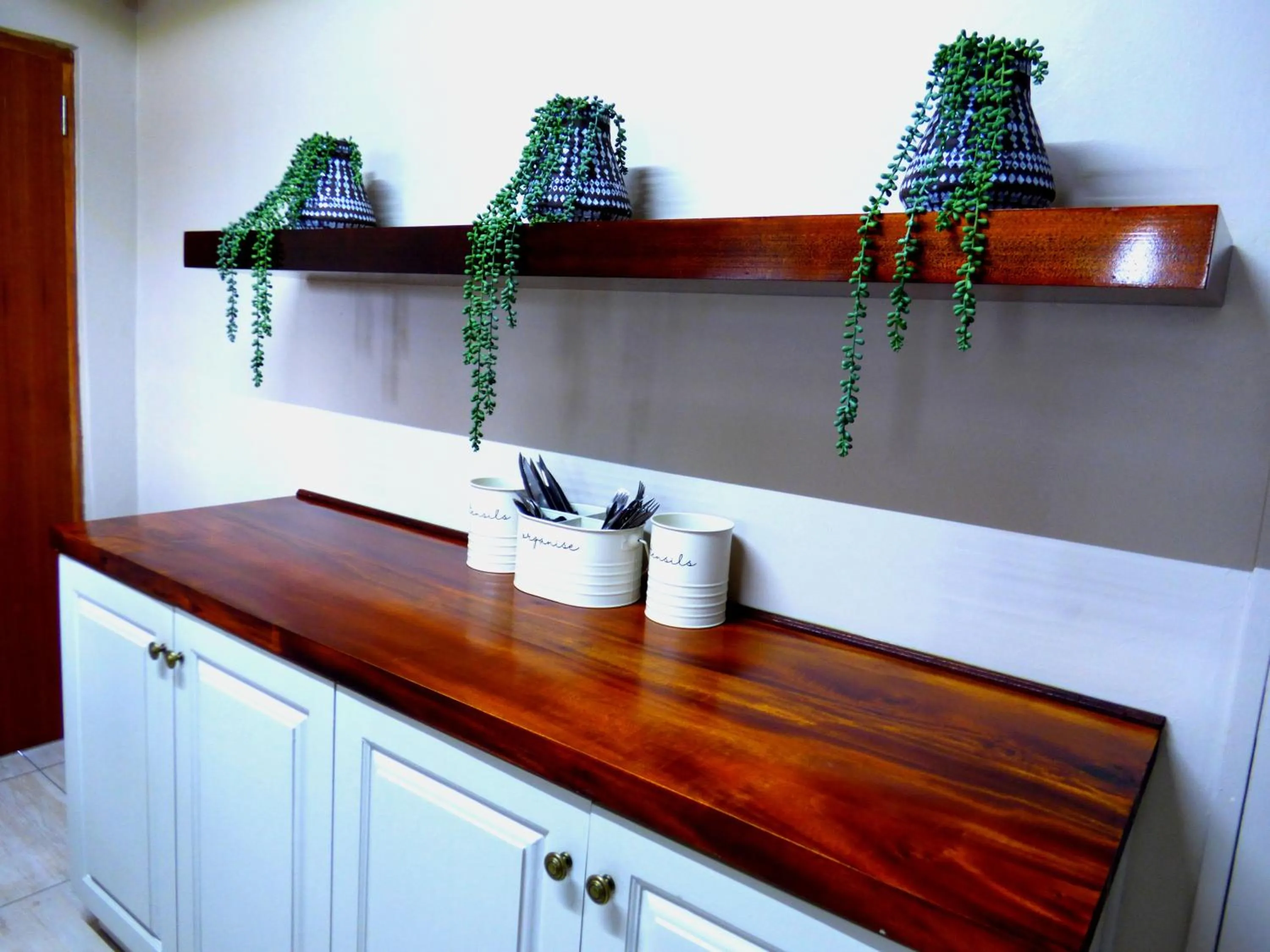 Kitchen or kitchenette in The Ranch House at African Safari Lodge