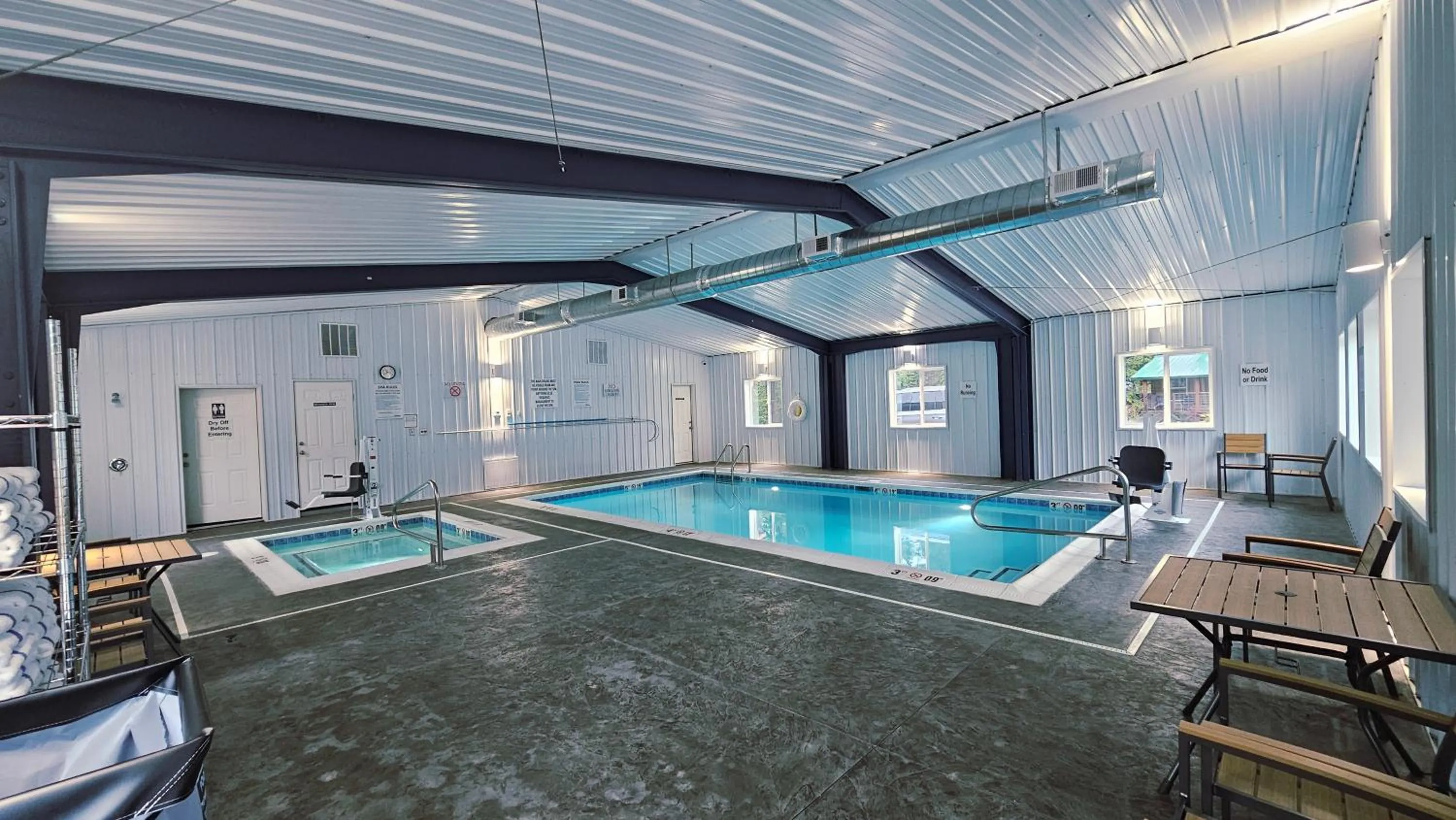 Swimming pool in Riverfront Motel & Cabins