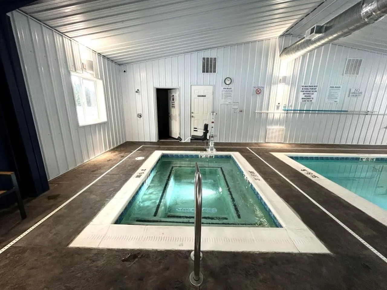 Hot Tub in Riverfront Motel & Cabins