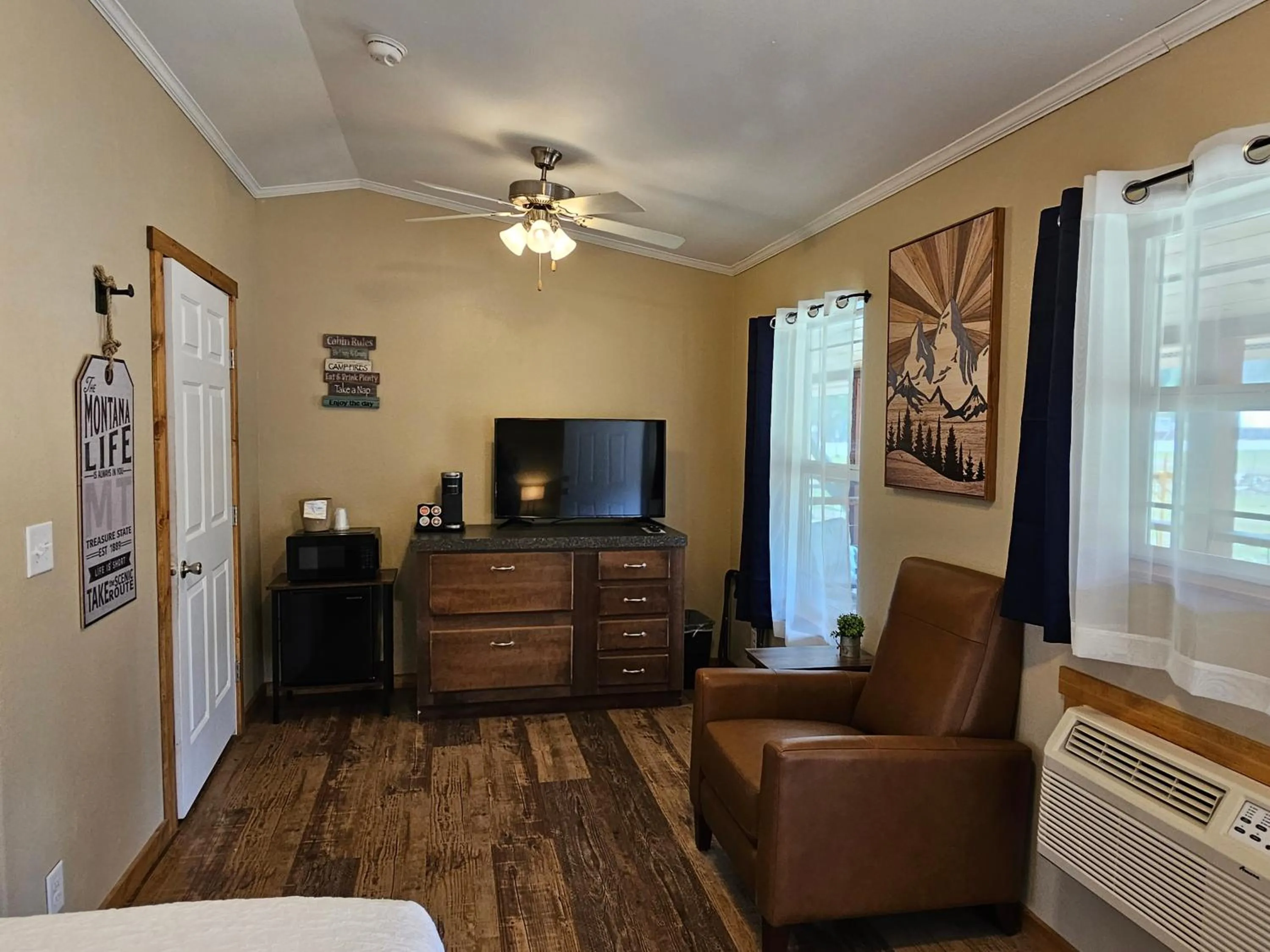 TV and multimedia, Bed in Riverfront Motel & Cabins