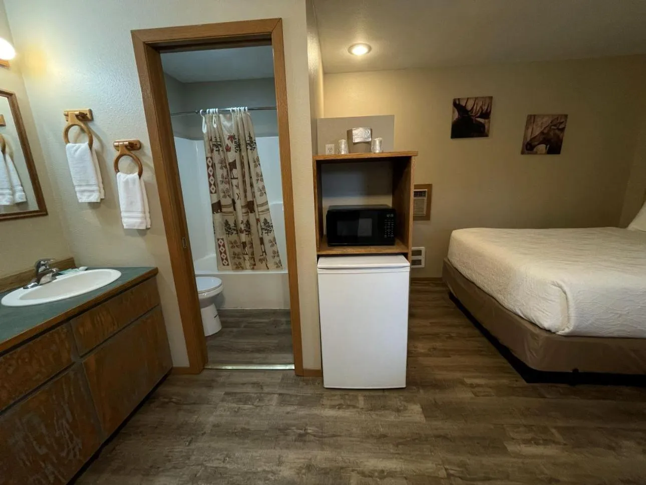 Bathroom, Bed in Riverfront Motel & Cabins