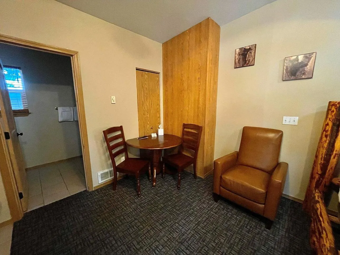 Seating area in Riverfront Motel & Cabins