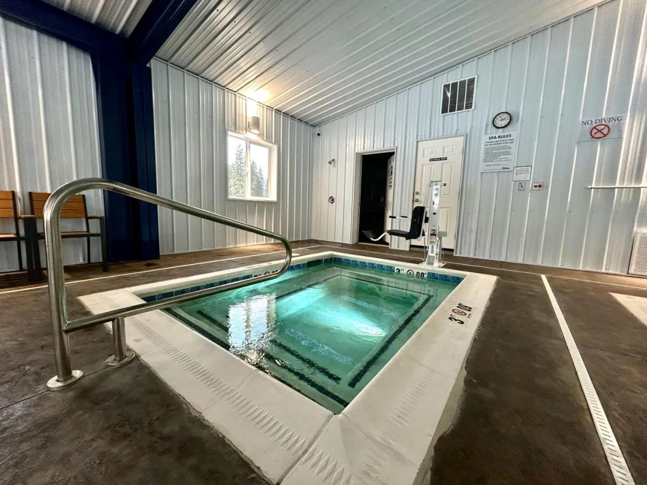 Hot Tub in Riverfront Motel & Cabins