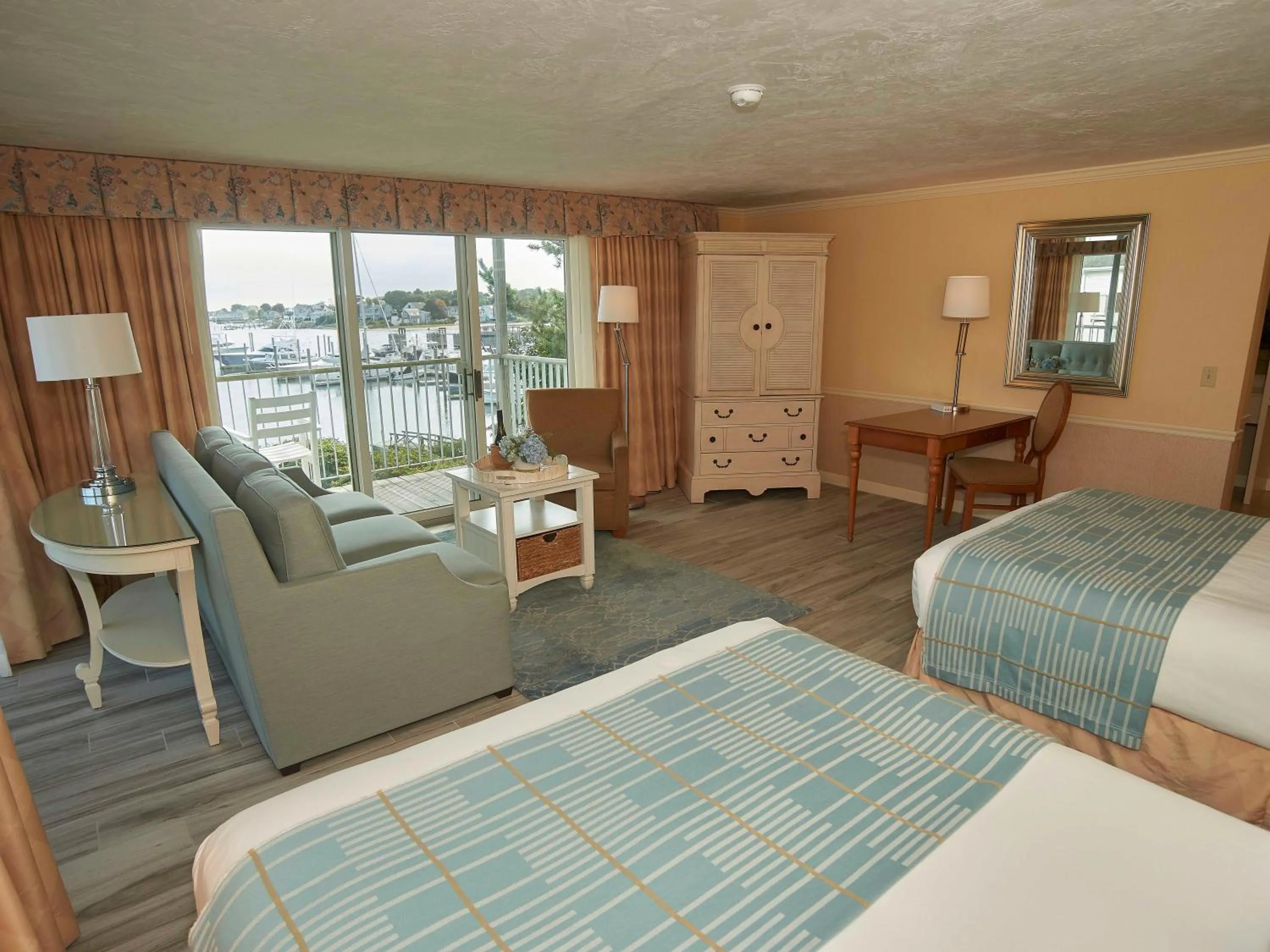 Photo of the whole room, Bed in Anchor In Hotel - Hyannis, MA