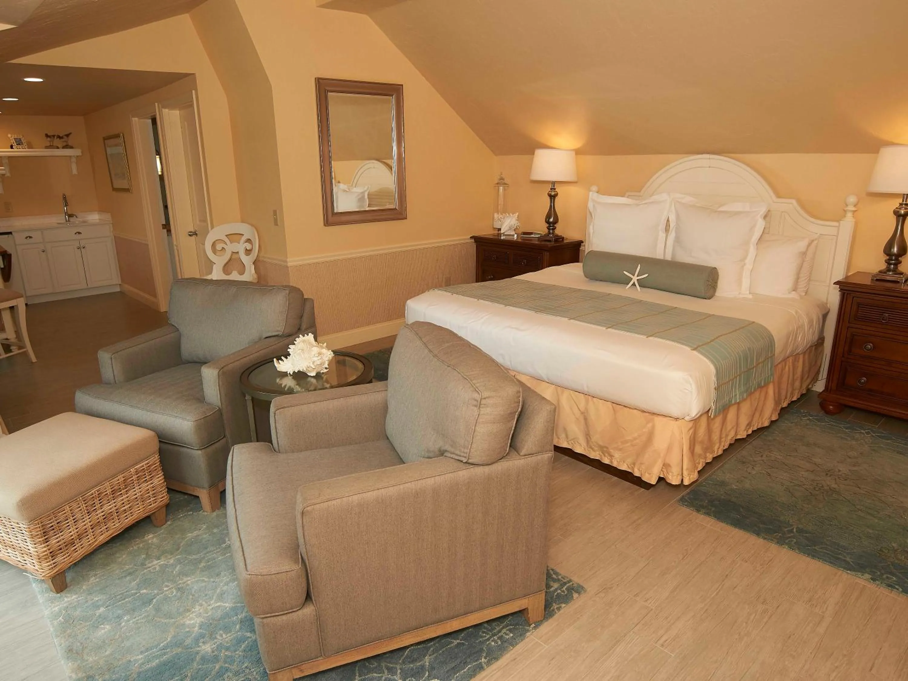 Photo of the whole room, Bed in Anchor In Hotel - Hyannis, MA