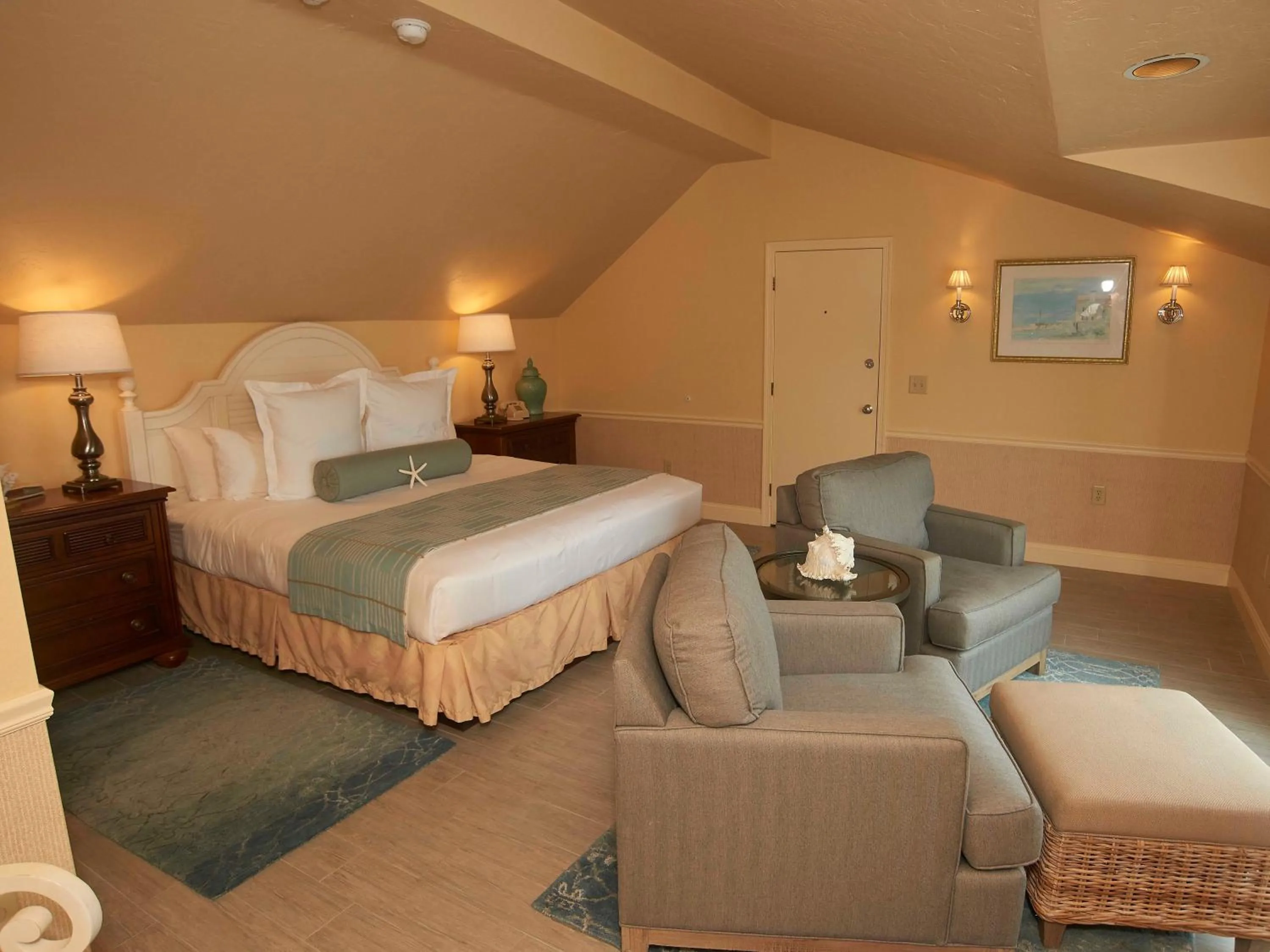 Photo of the whole room, Bed in Anchor In Hotel - Hyannis, MA