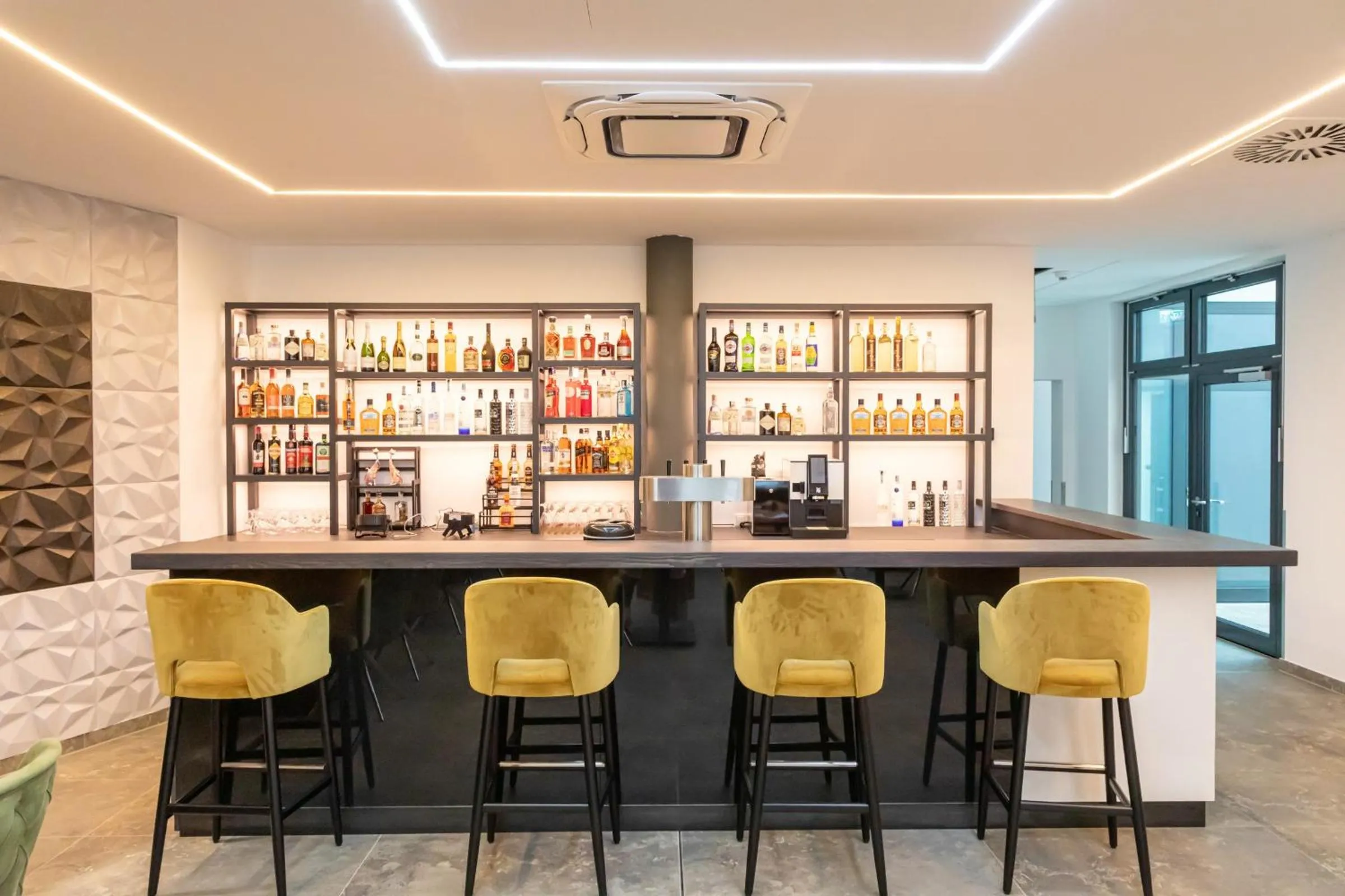 Restaurant/places to eat in Central Hotel & Lounge Adult Only