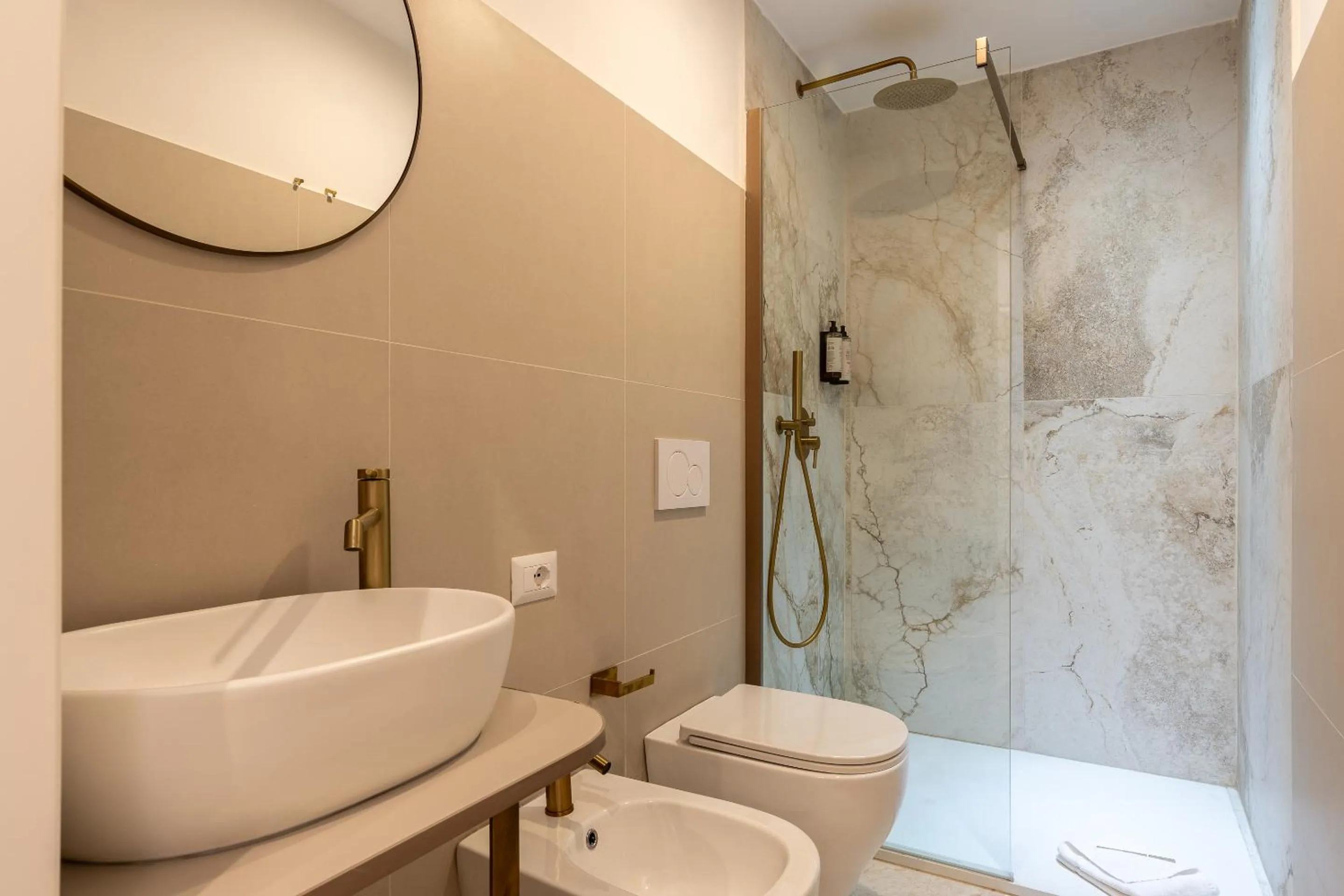 Shower in Decimo Meridio- At Spanish Steps-