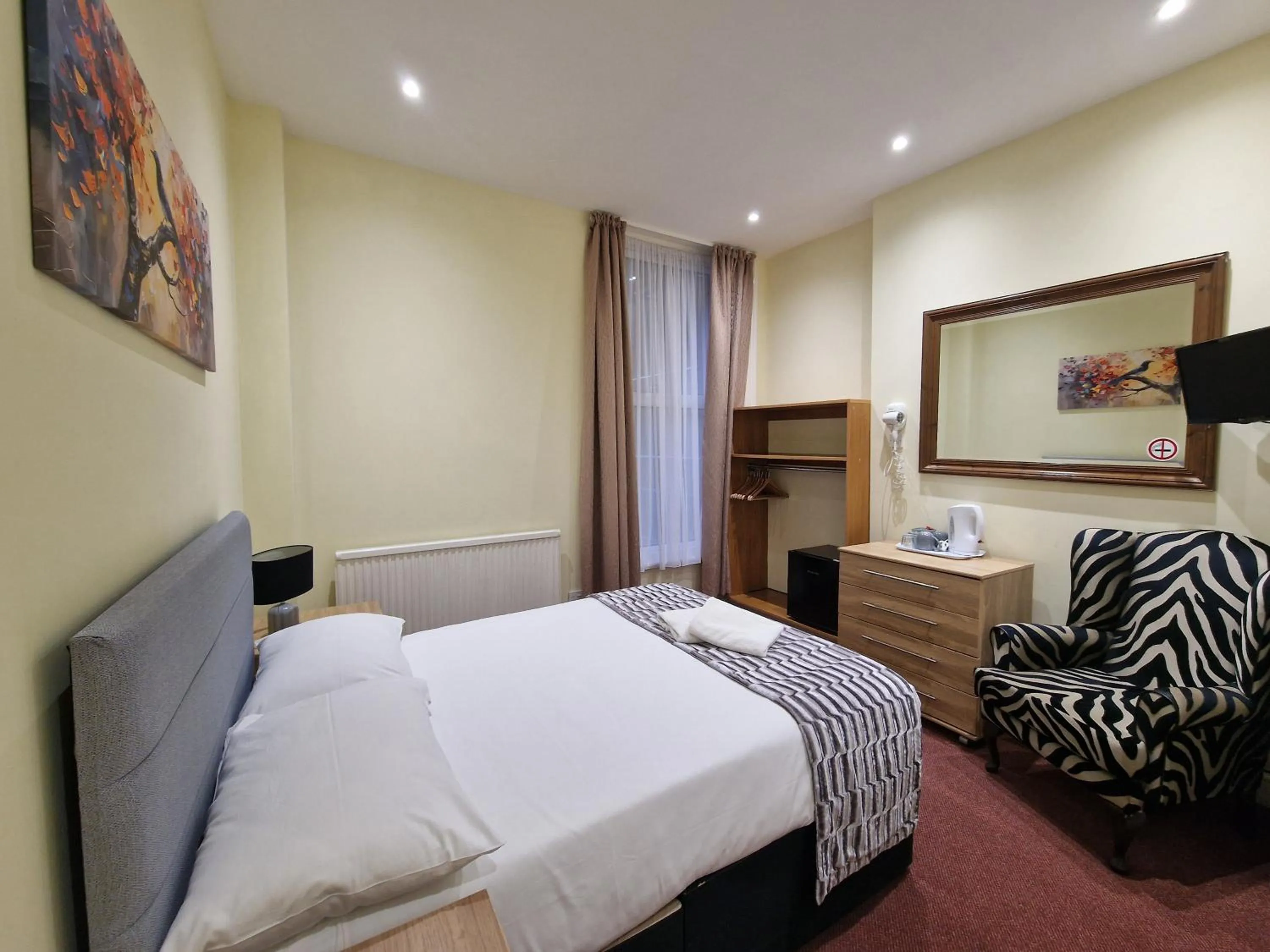 Photo of the whole room, Bed in Hotel 65