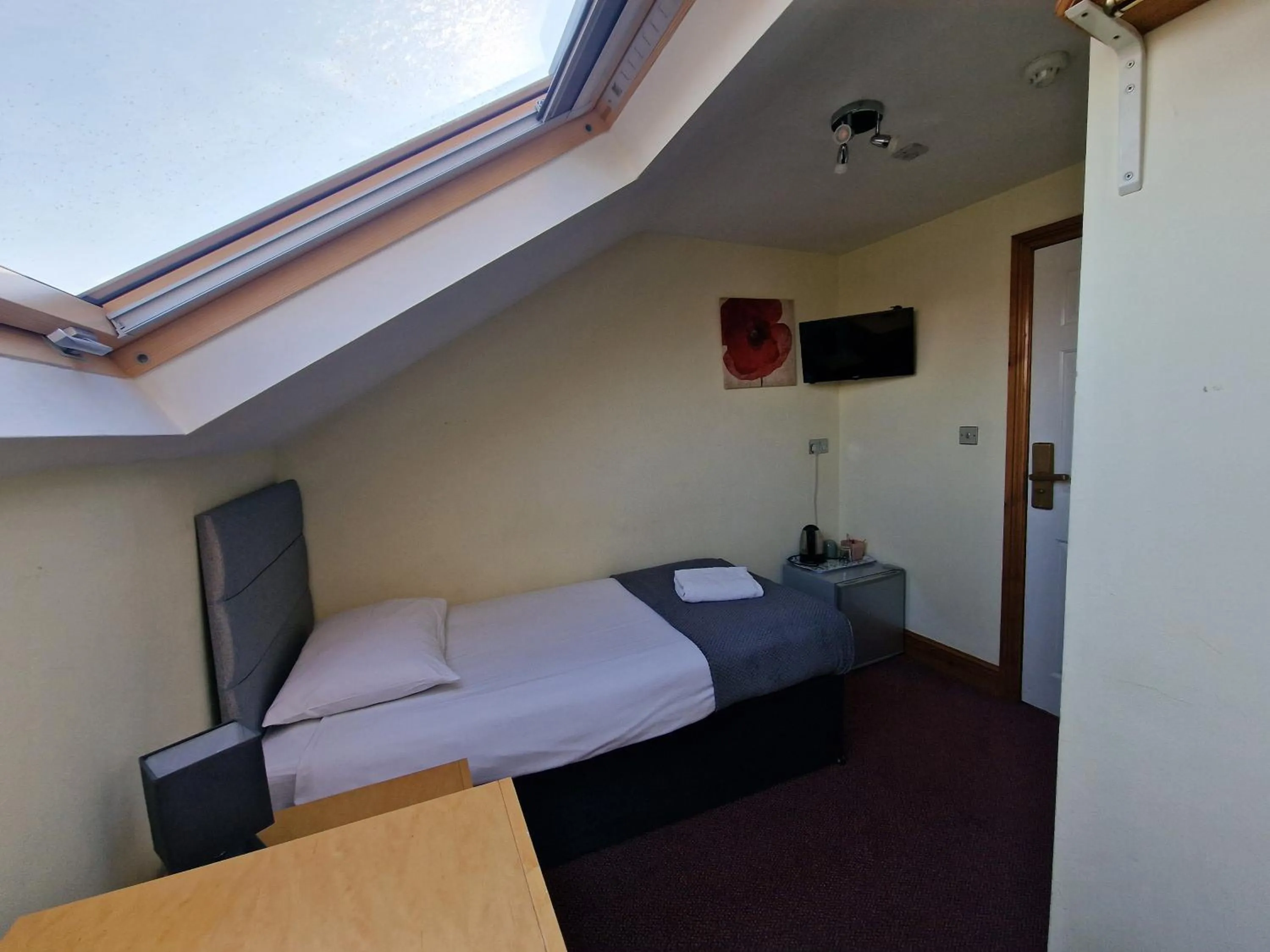 Photo of the whole room, Bed in Hotel 65