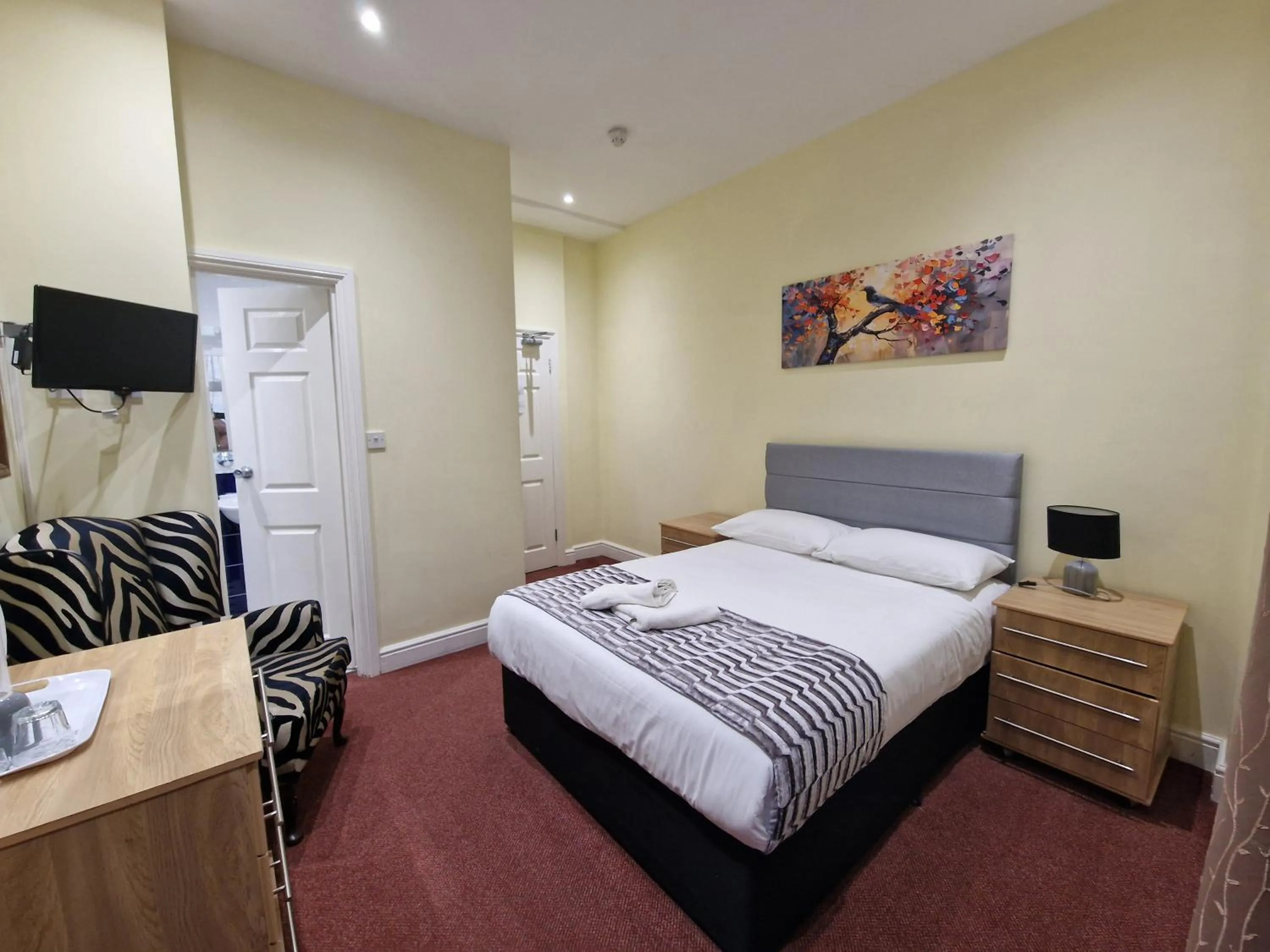 Photo of the whole room, Bed in Hotel 65