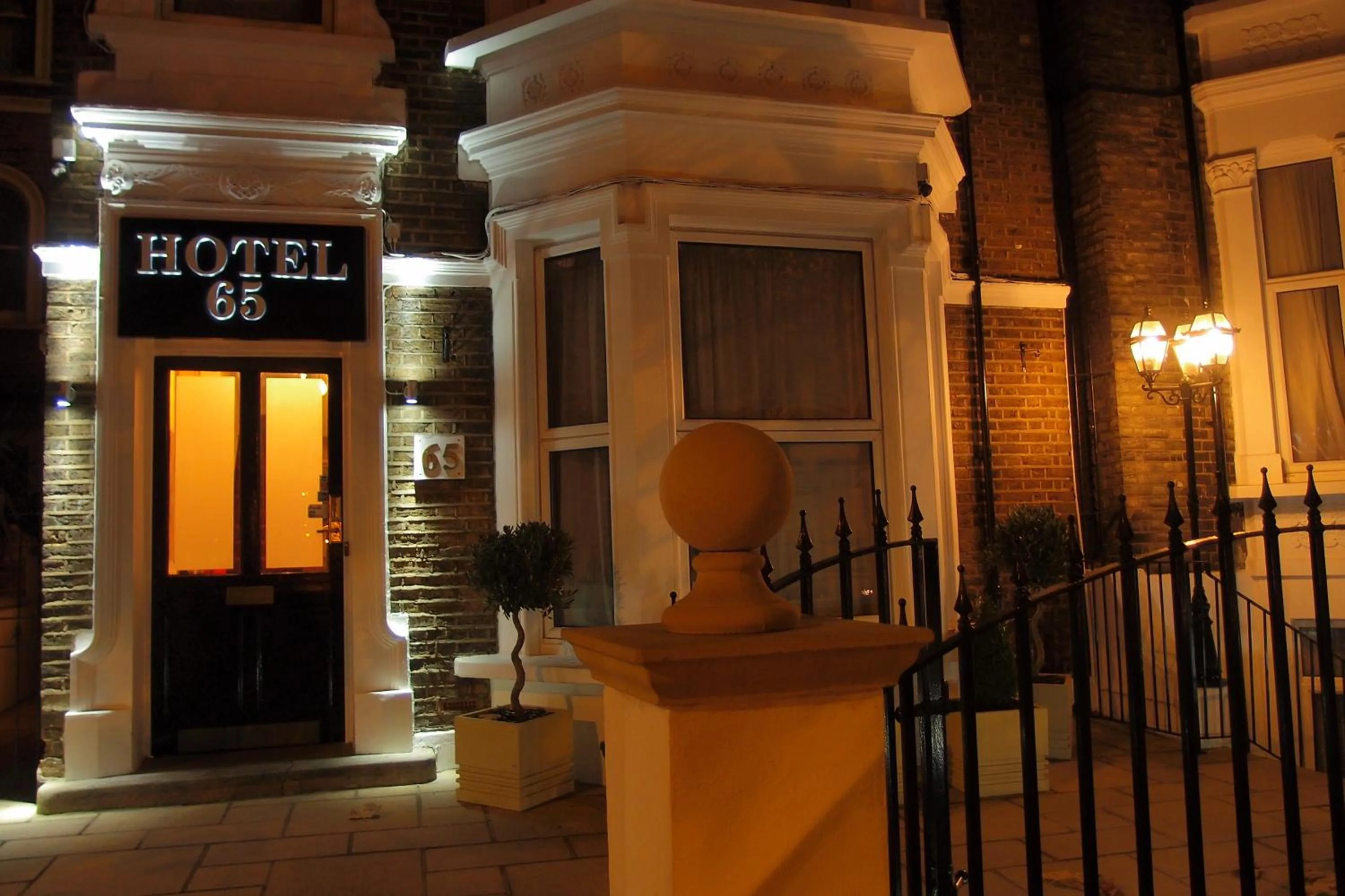 Facade/entrance in Hotel 65