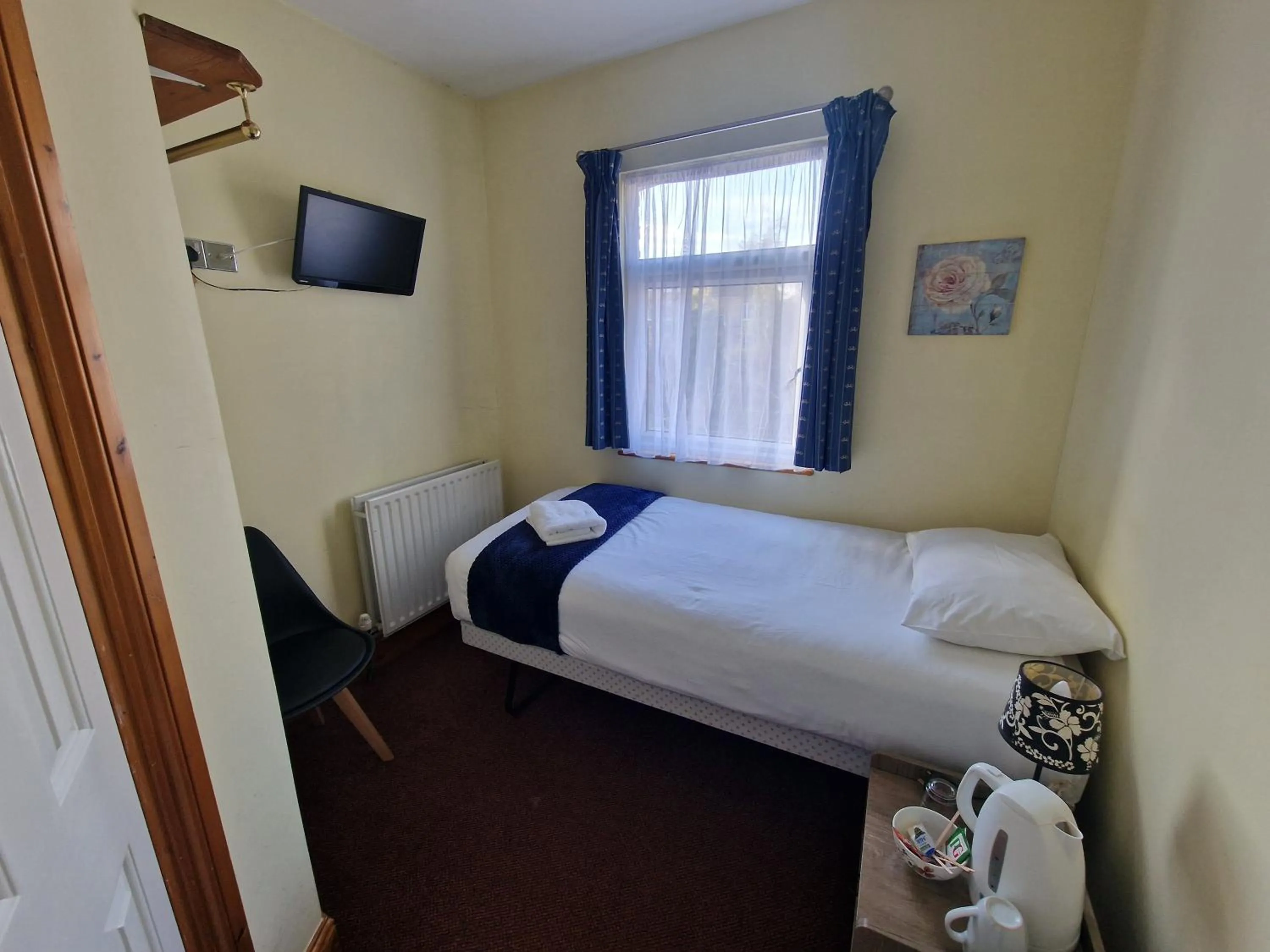 Photo of the whole room, Bed in Hotel 65