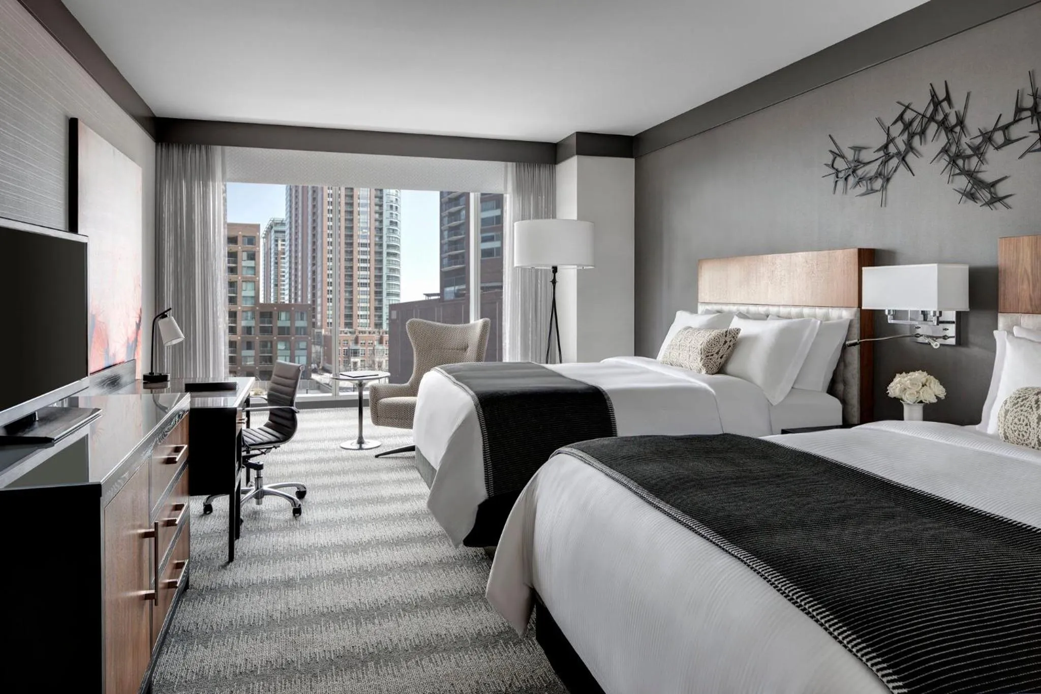 Photo of the whole room, Bed in Loews Chicago Hotel