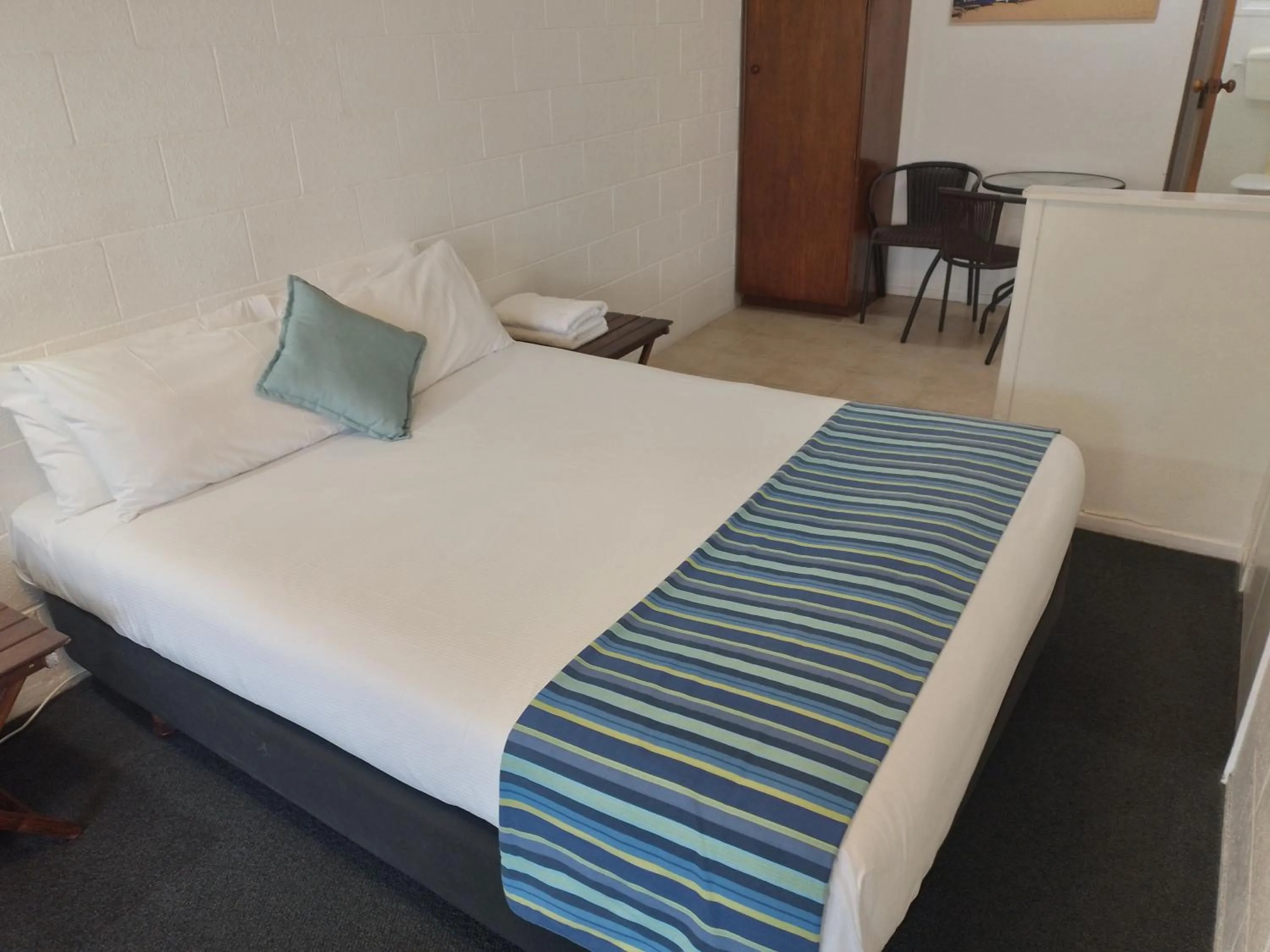 Studio with Pool View in Acacia Lodge Motel