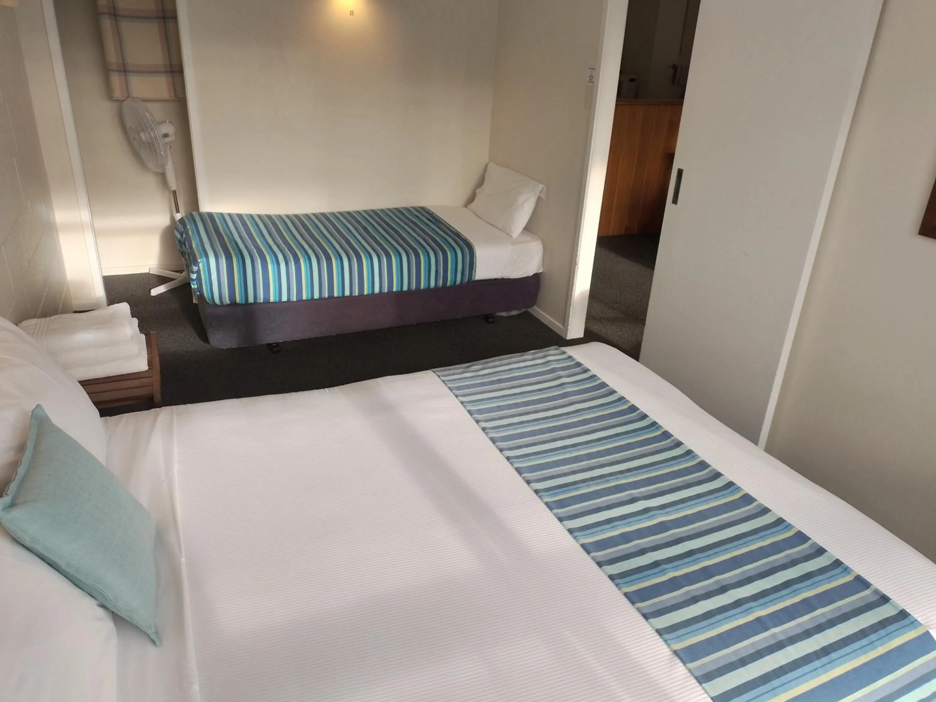 Bedroom, Bed in Acacia Lodge Motel