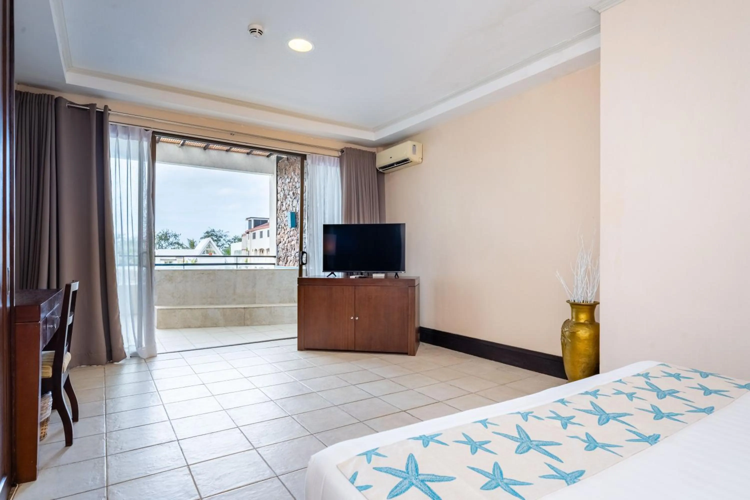 Bedroom, Bed in Le Soleil de Boracay Hotel