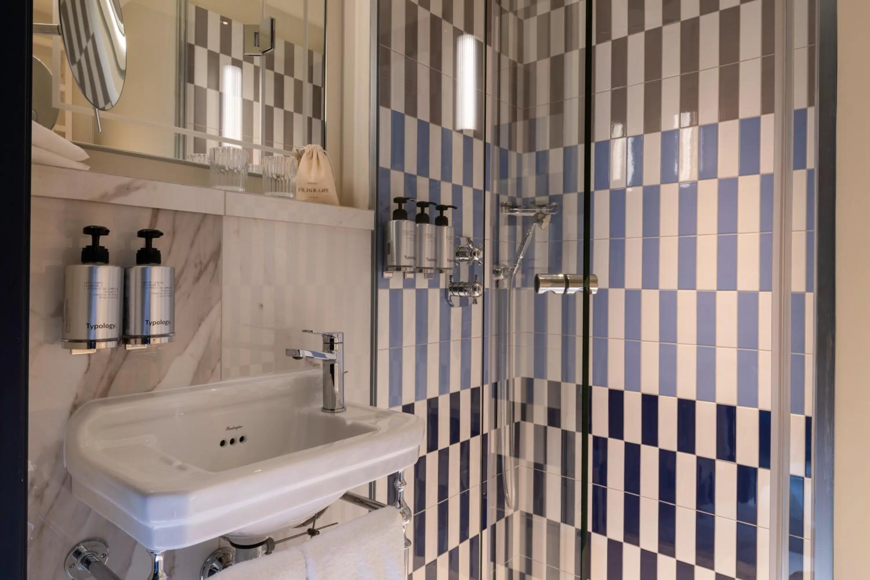 Shower in Hôtel Filigrane & Spa