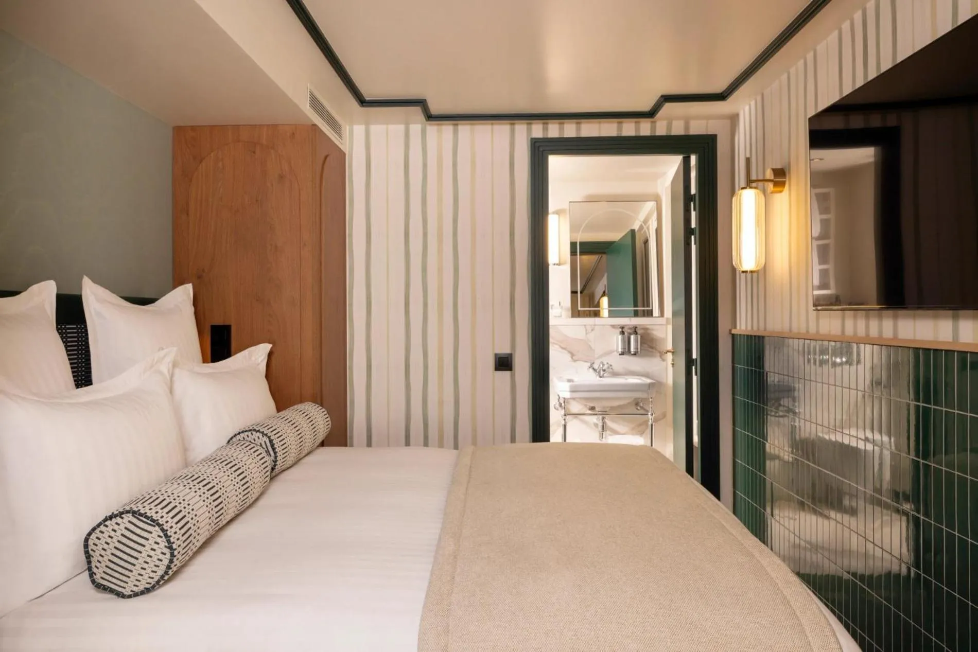 TV and multimedia, Bed in Hôtel Filigrane & Spa