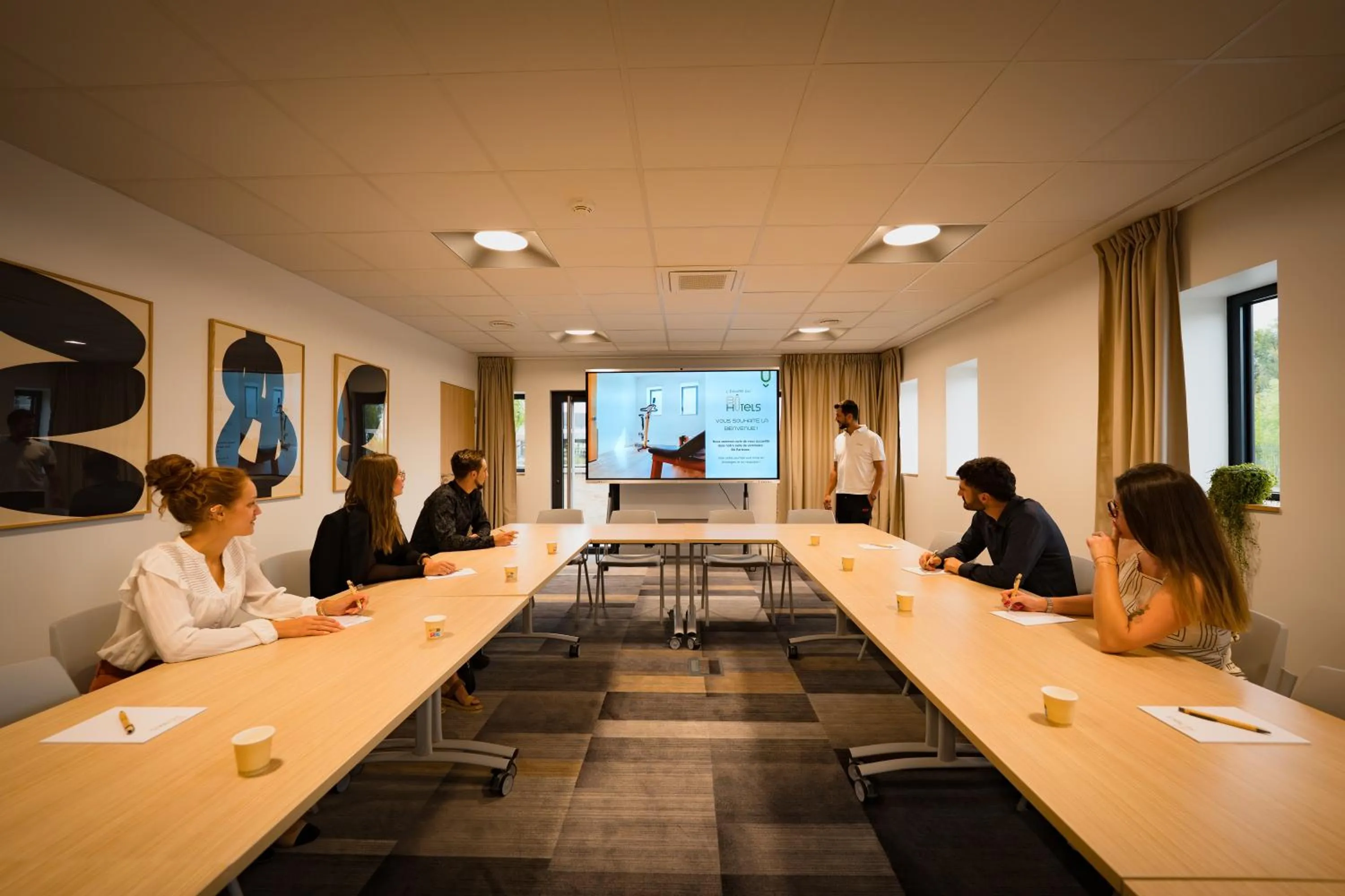 Meeting/conference room in Bô Hôtels Ambronay