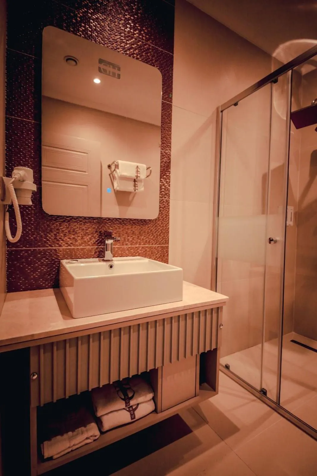 Shower in GÖRGÜLÜ HOTEL