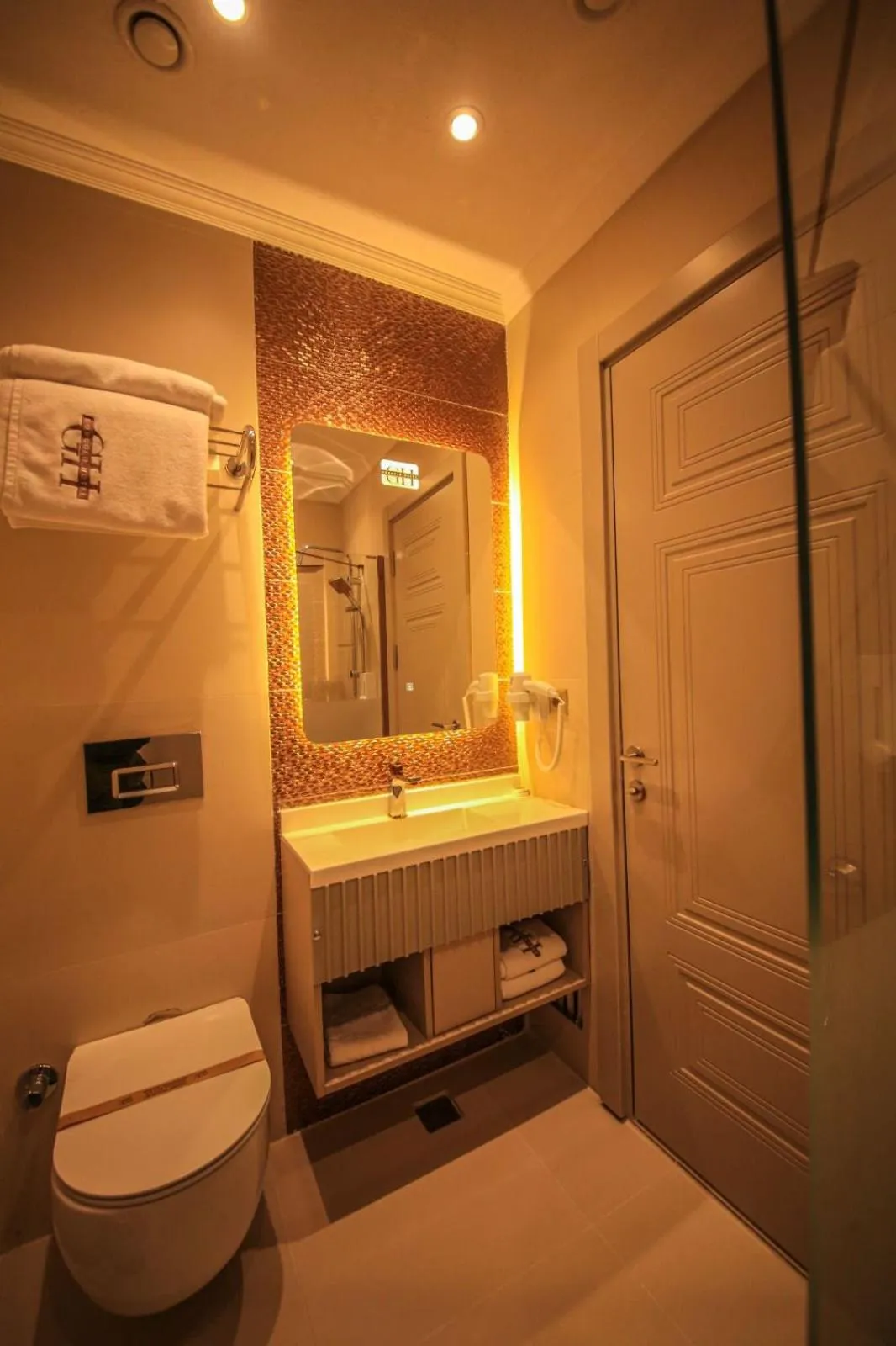 Shower in GÖRGÜLÜ HOTEL