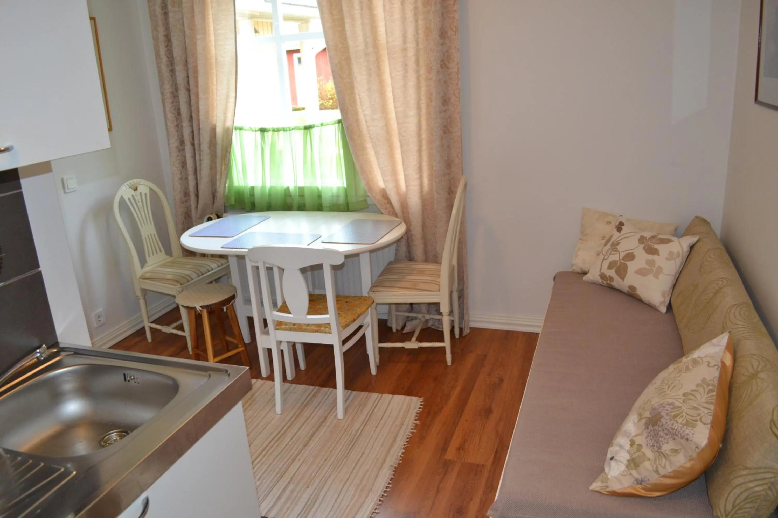 Photo of the whole room in Salpalinjan Hovi