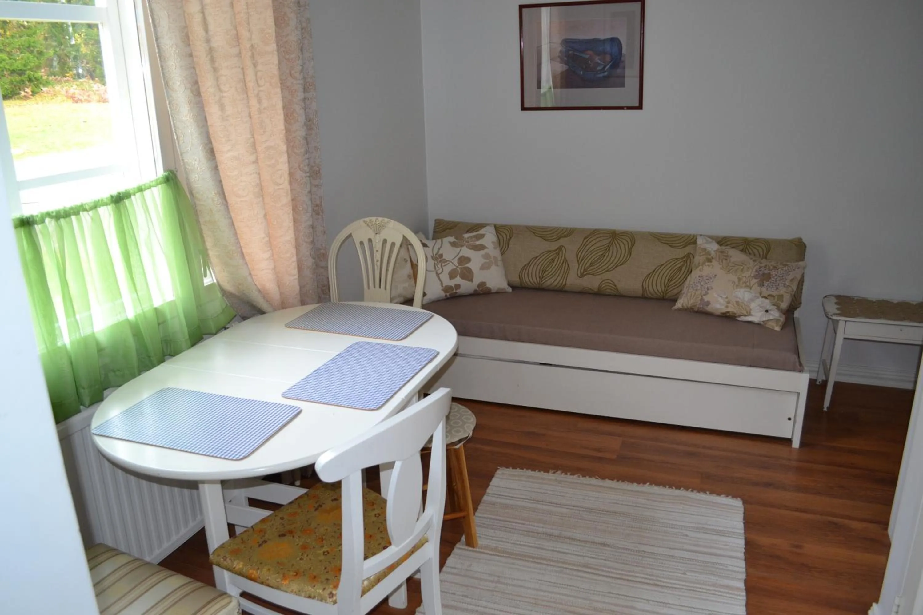 Photo of the whole room in Salpalinjan Hovi