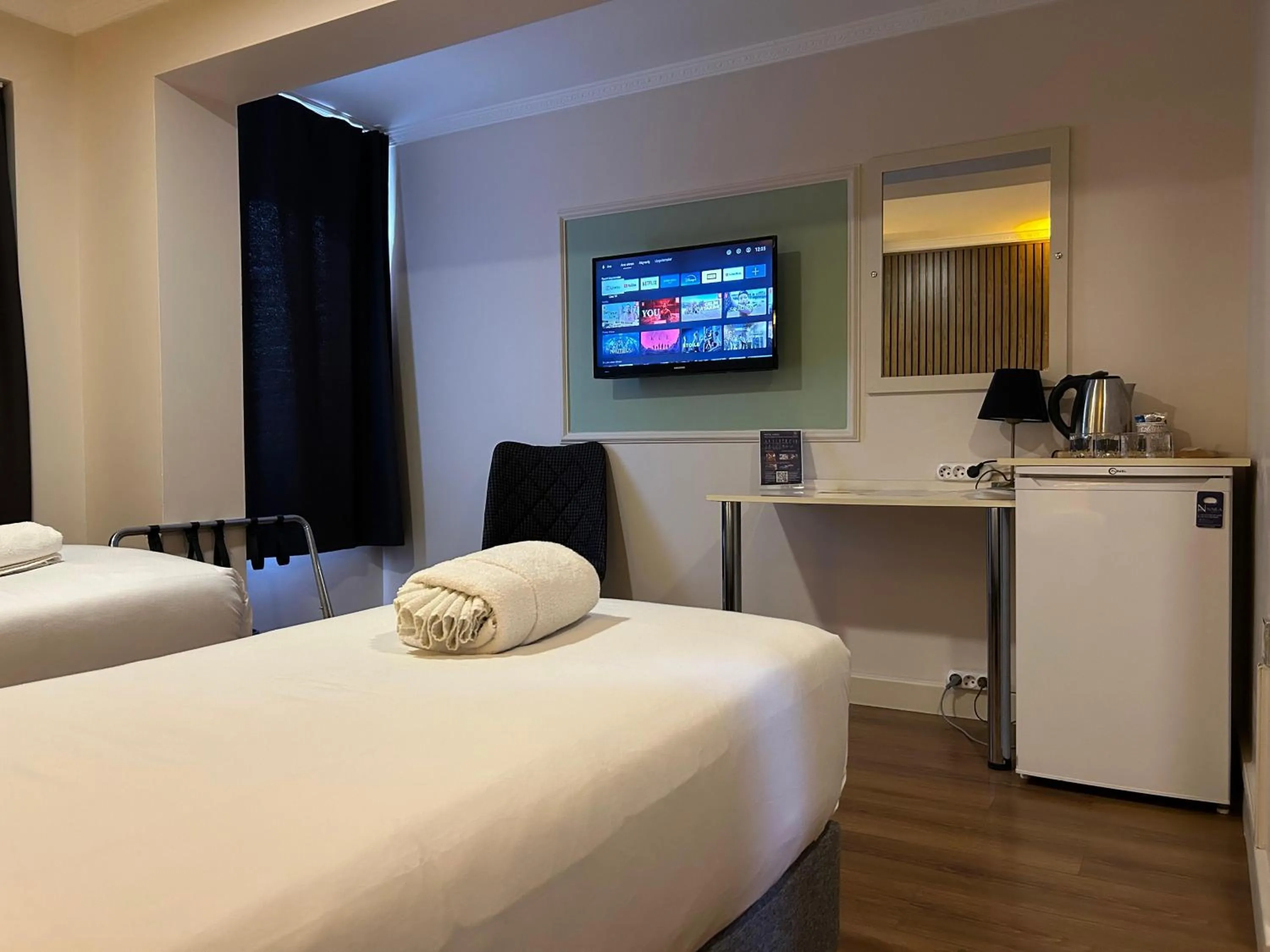 TV and multimedia, Bed in Naila Hotel