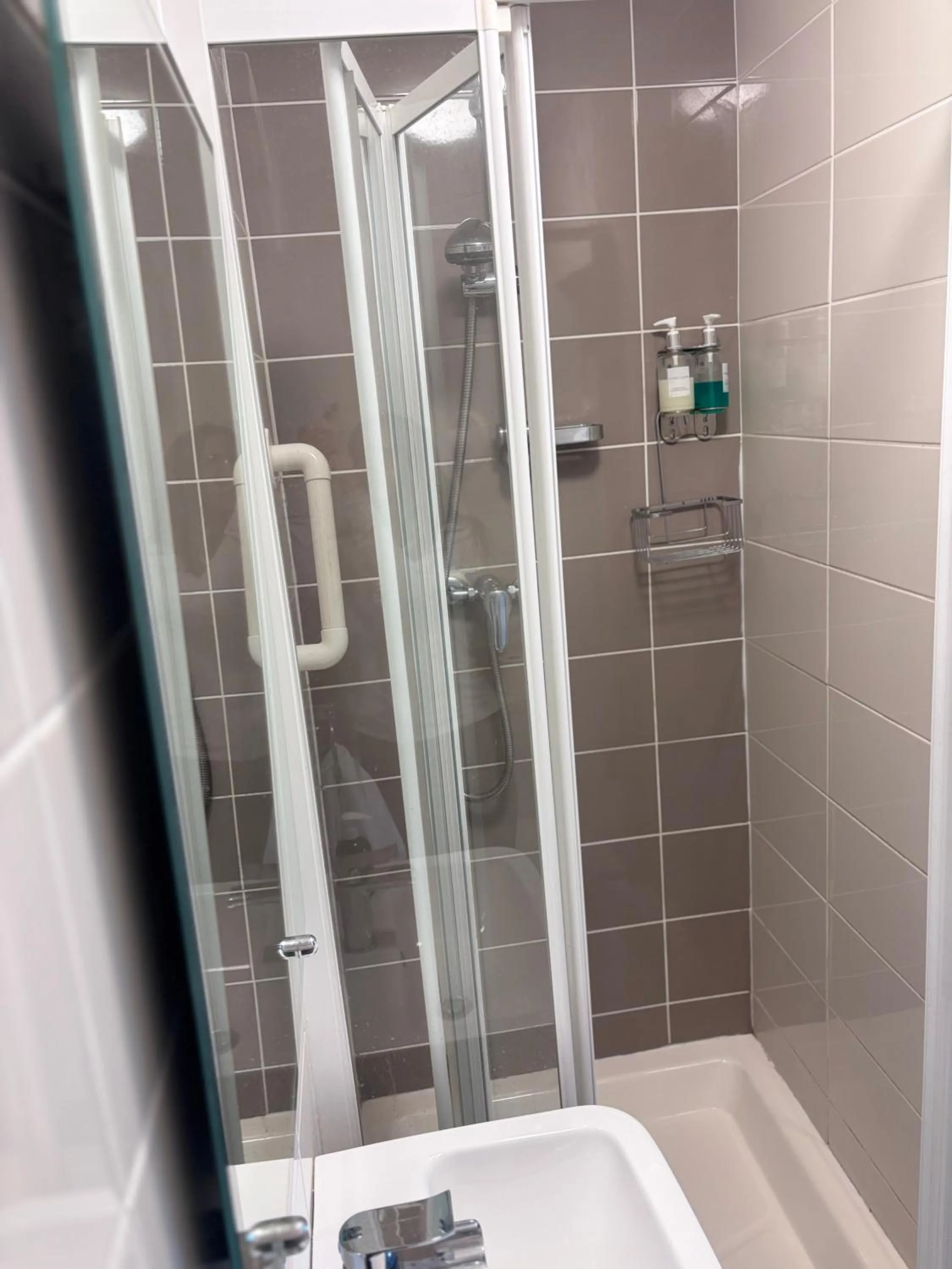 Shower in Beechwood House Accommodation