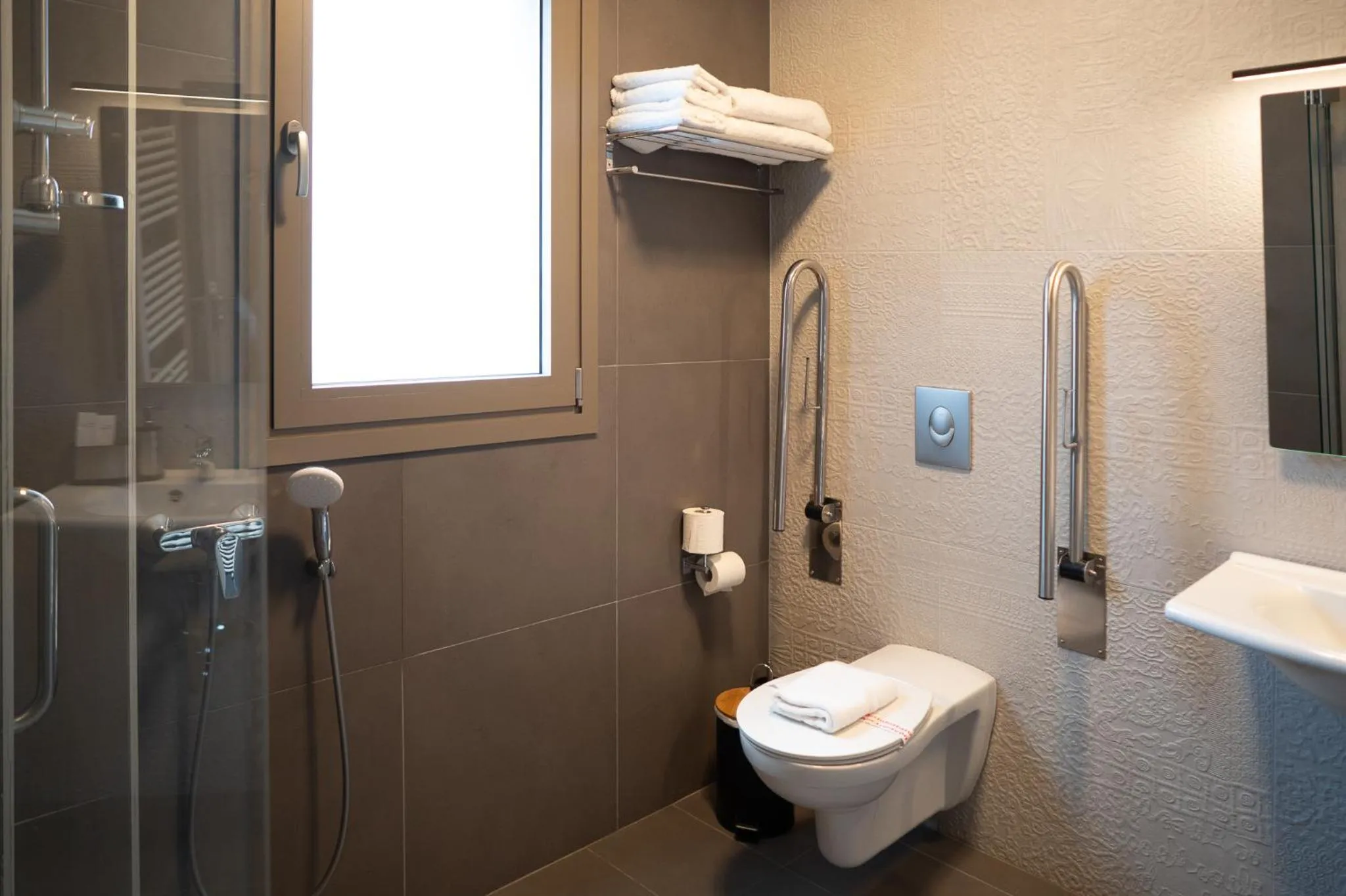 Shower in Akti Vigla Apartments